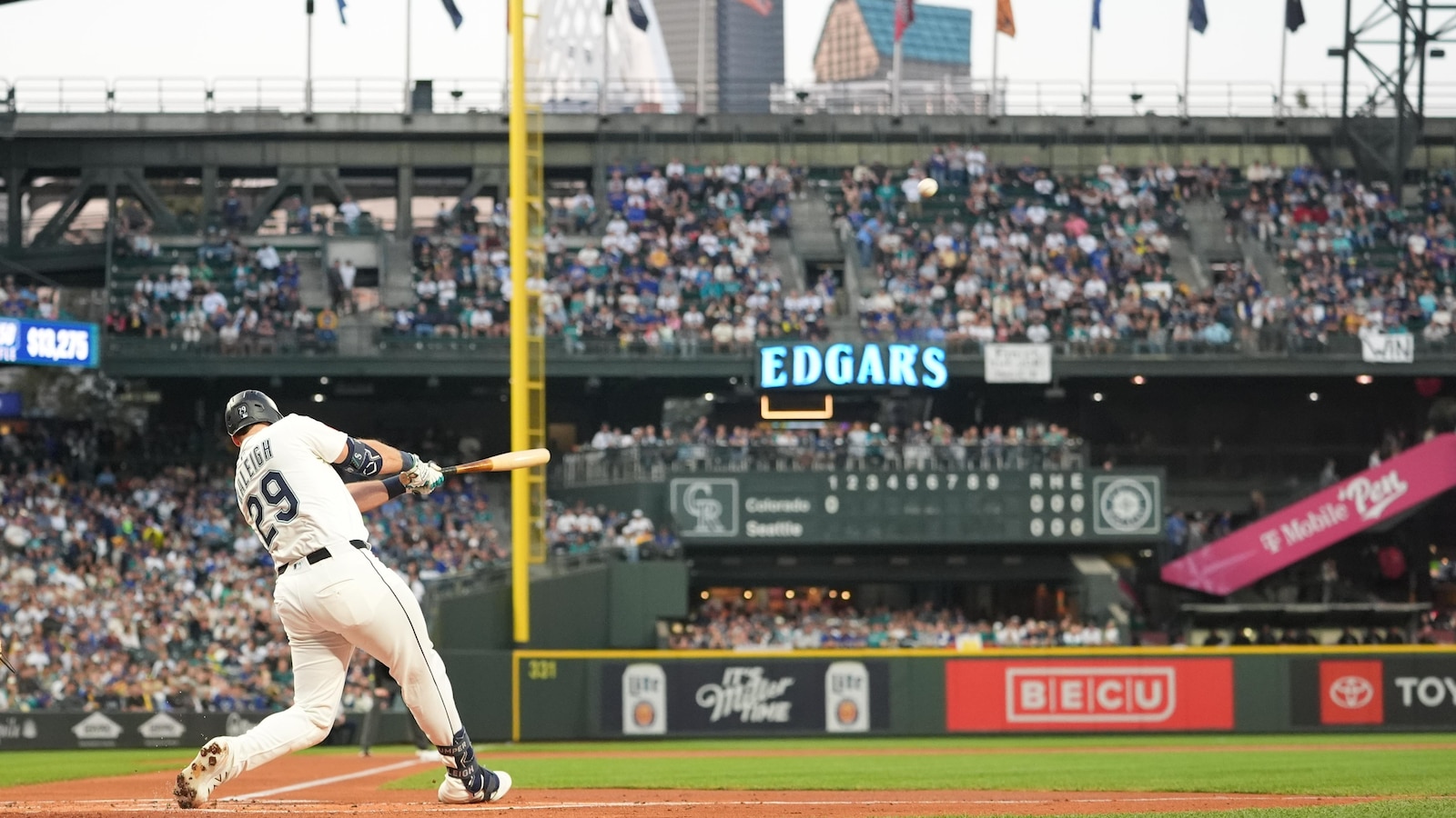 Cal Raleigh hits his 60th home run of the season, becoming the 7th MLB player to achieve the feat