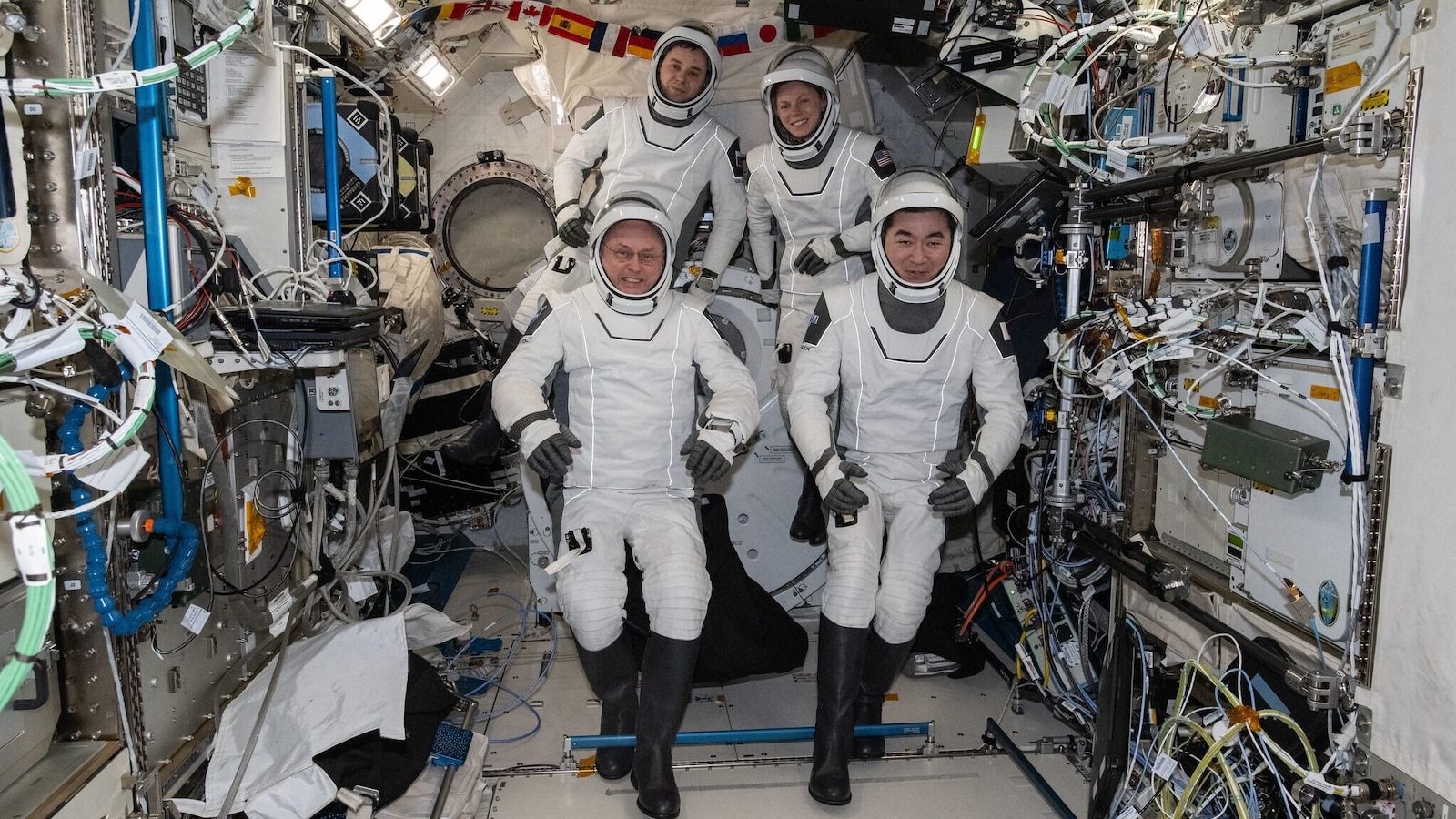NASA sends 4 astronauts back to Earth in first medical evacuation