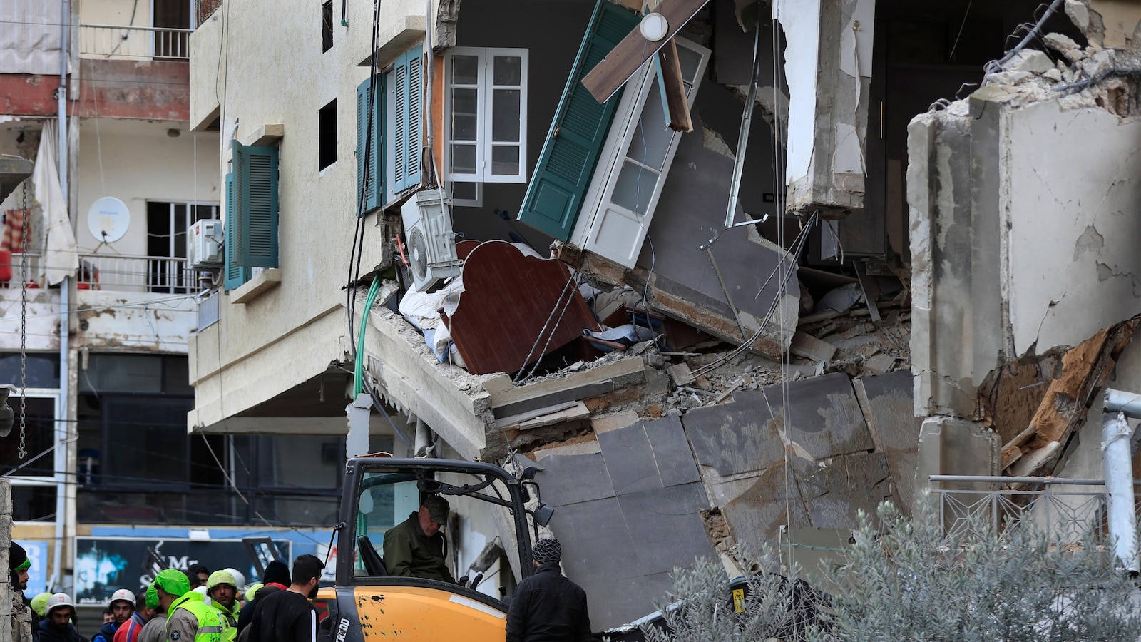 Israeli fire kills patient and wounds others, medics say, as army pushes to evacuate a Gaza hospital