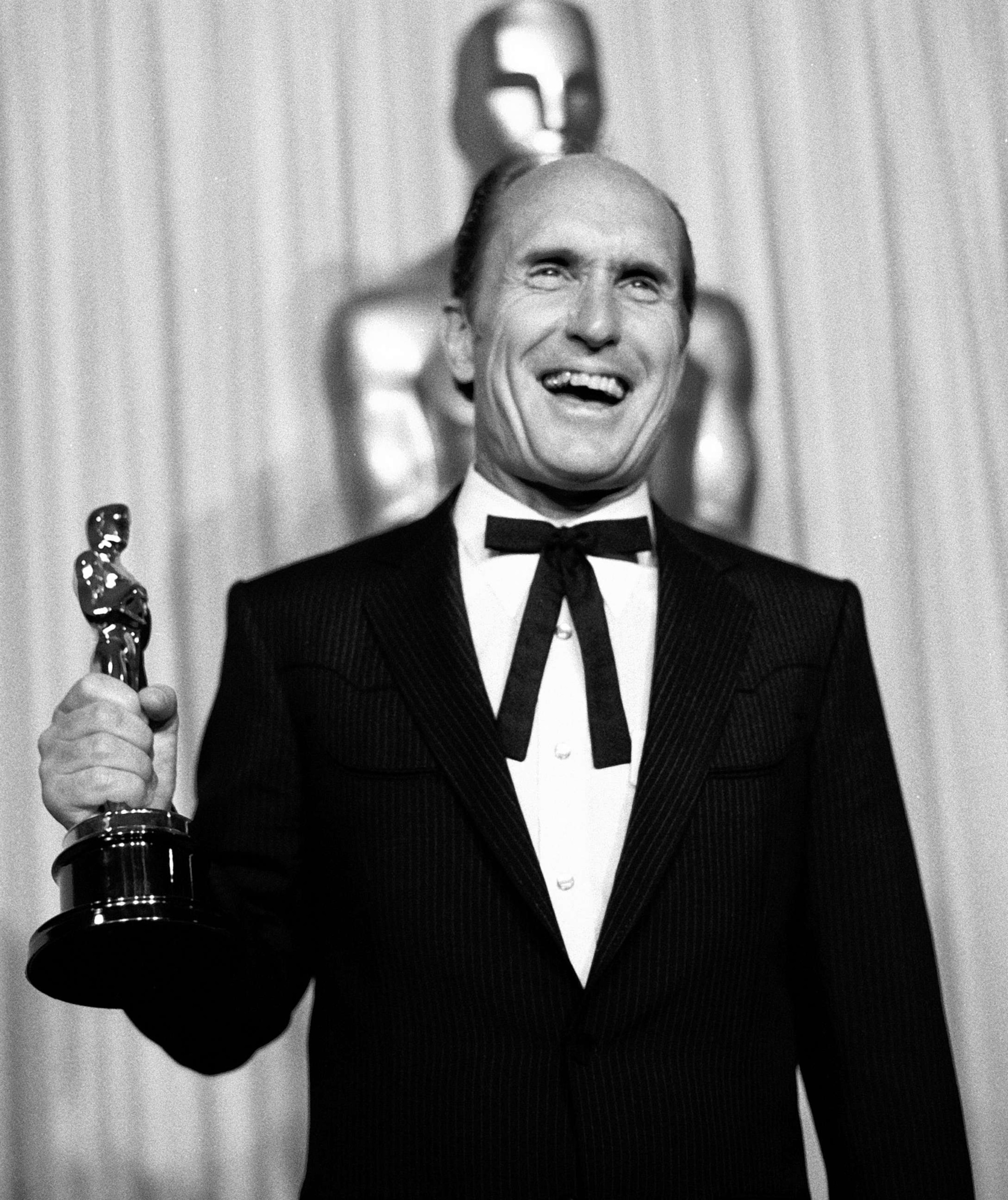 Foto: ARCHIVO - El ganador del Oscar Robert Duvall entre bastidores en la 56ª edición de los Premios Anuales de la Academia el 9 de abril de 1984 en Los Ángeles, California.