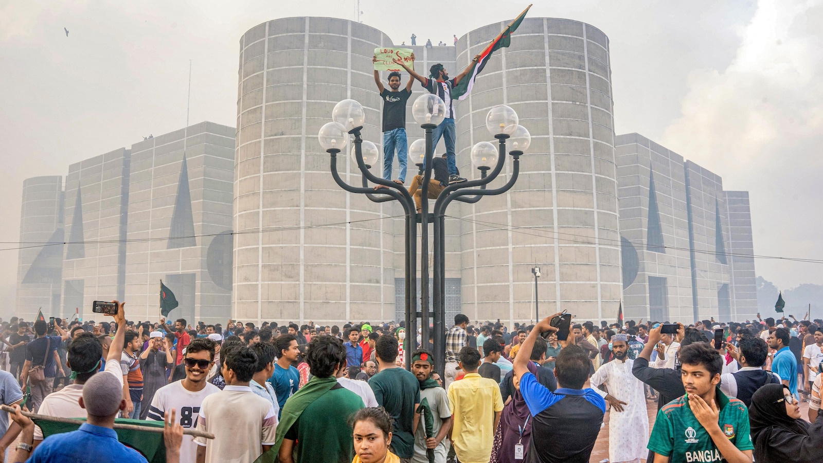 Първите след въстанието избори в Бангладеш са тест за демократичните норми и правата на малцинствата