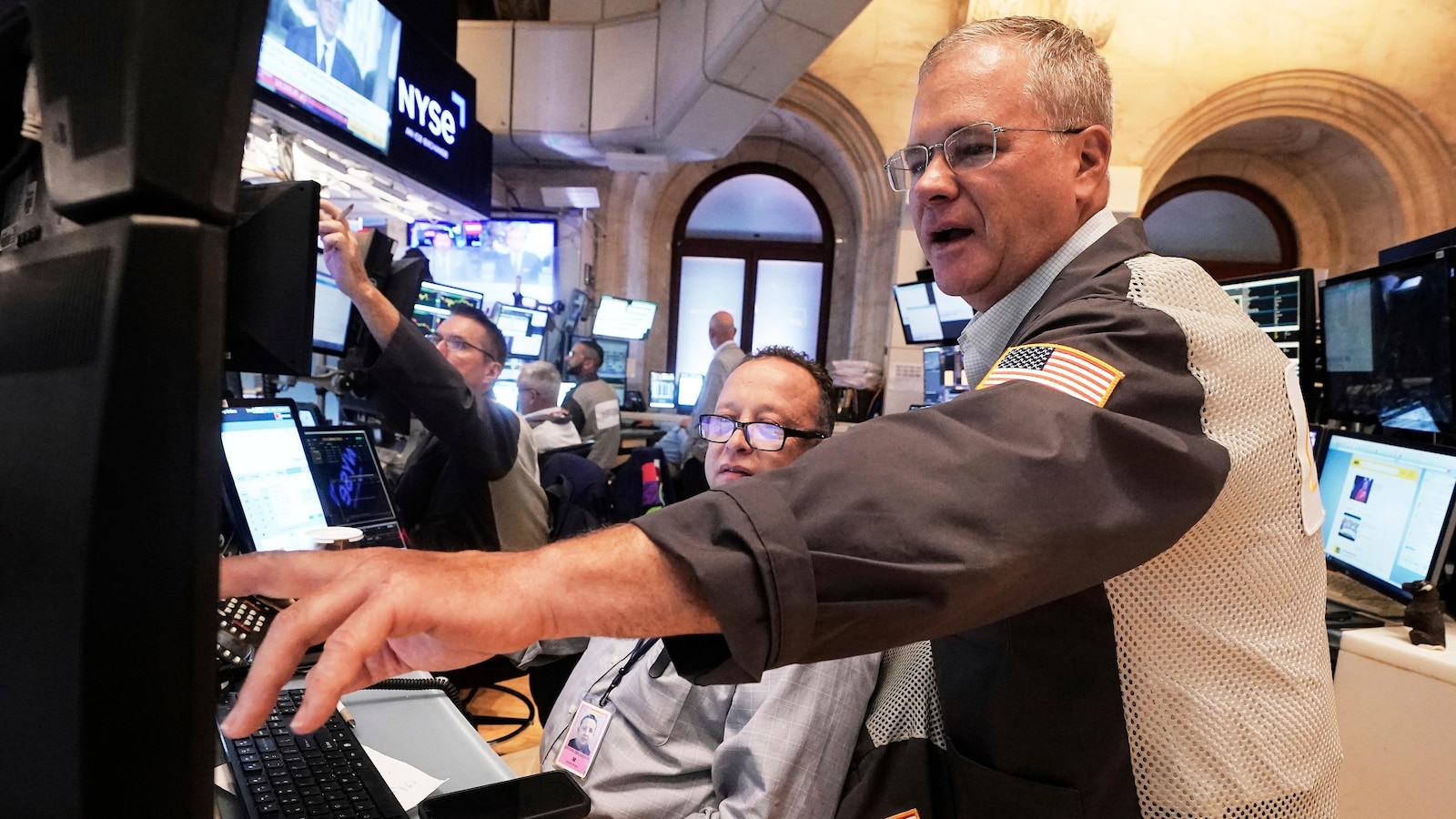 Wall Street steadies, global markets sink after Trump escalates feud with the Federal Reserve