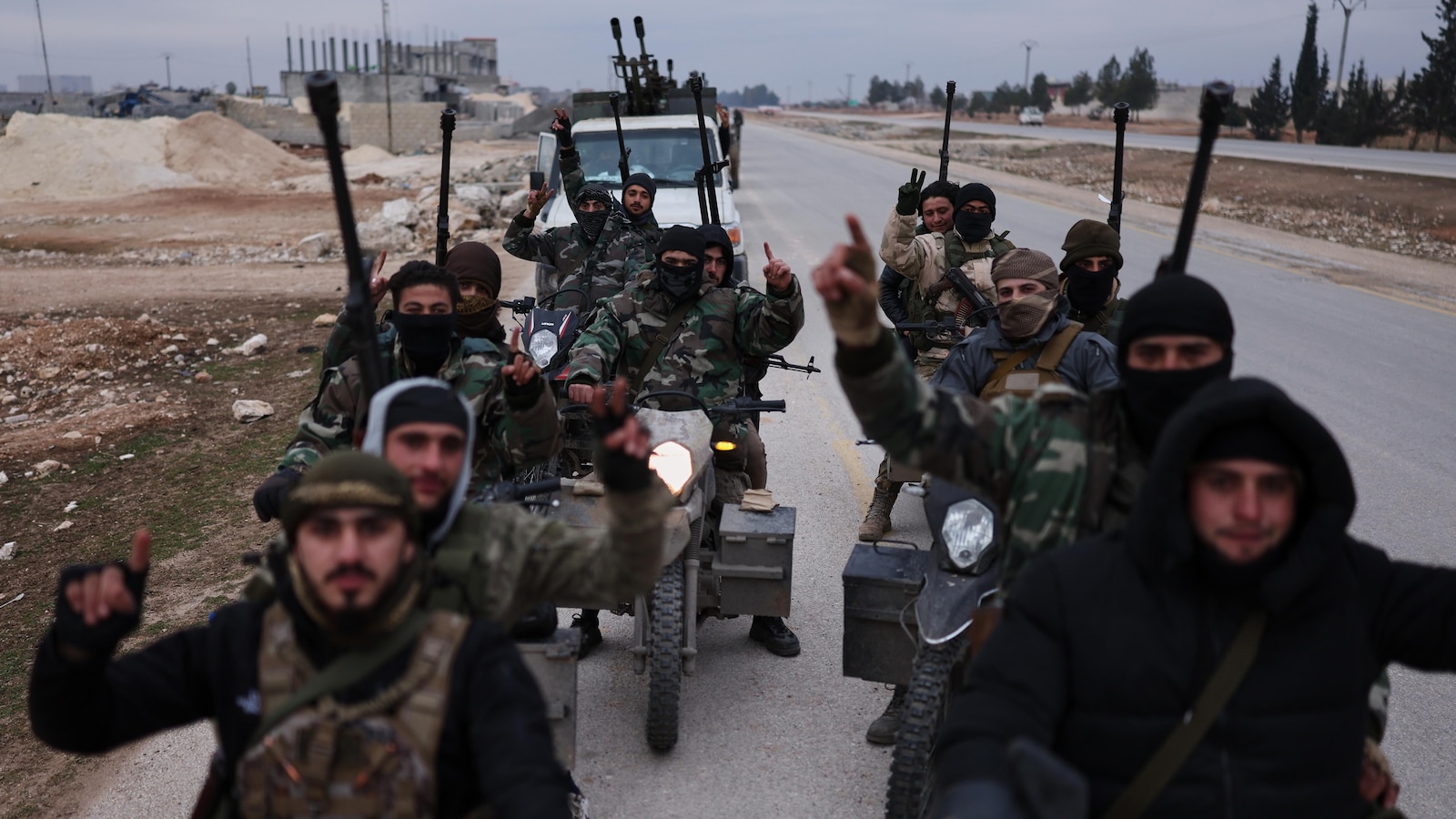 Сирийските правителствени сили навлязоха в северните градове, след като кюрдските бойци се изтеглиха