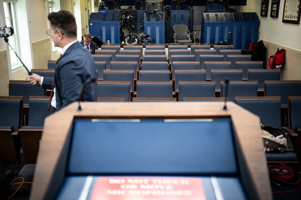 PHOTO: Empty seats behind the podium in the White House Briefing room, on September 19, 2026 in Washington, DC.