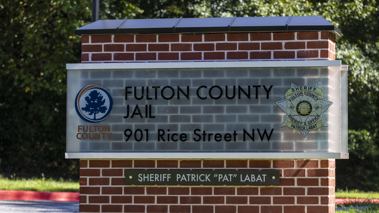 Woman mouths 'help me' to police in alleged Atlanta hostage situation