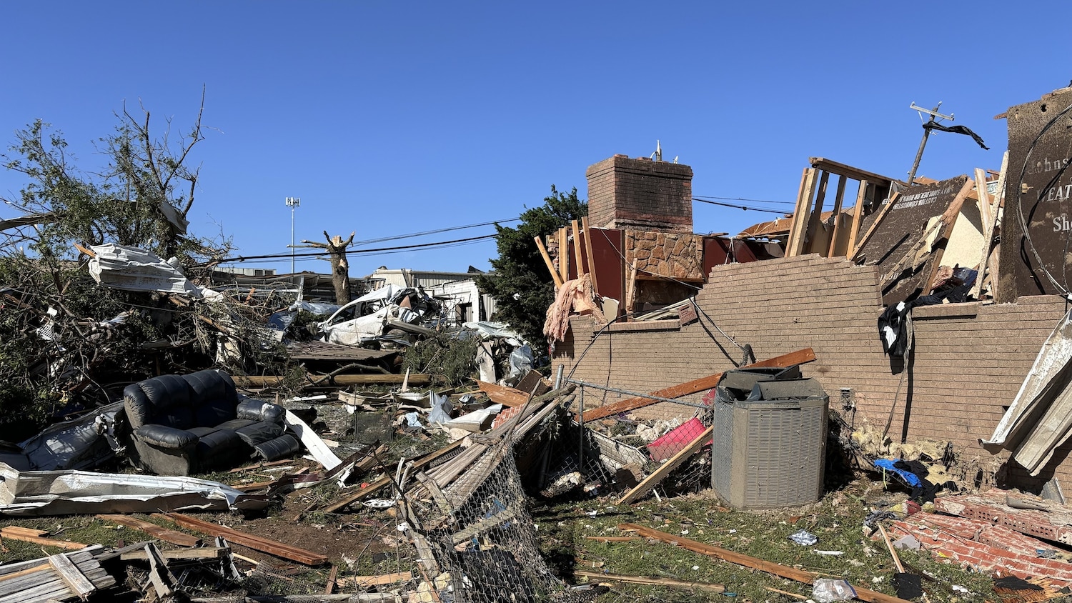 Tornado Devastanti Colpiscono il Centro e l’Est degli Stati Uniti: Almeno 27 Morti