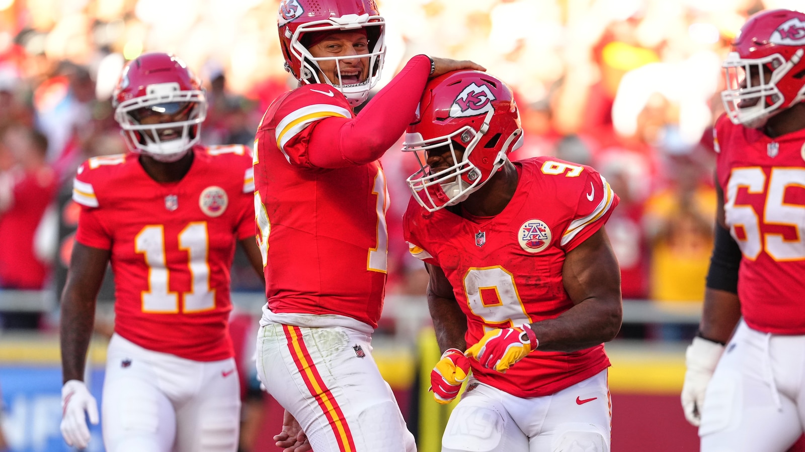 Chiefs move to 5-0 as Kenneth Walker runs for two TDs in a 22-6 win over Chargers
