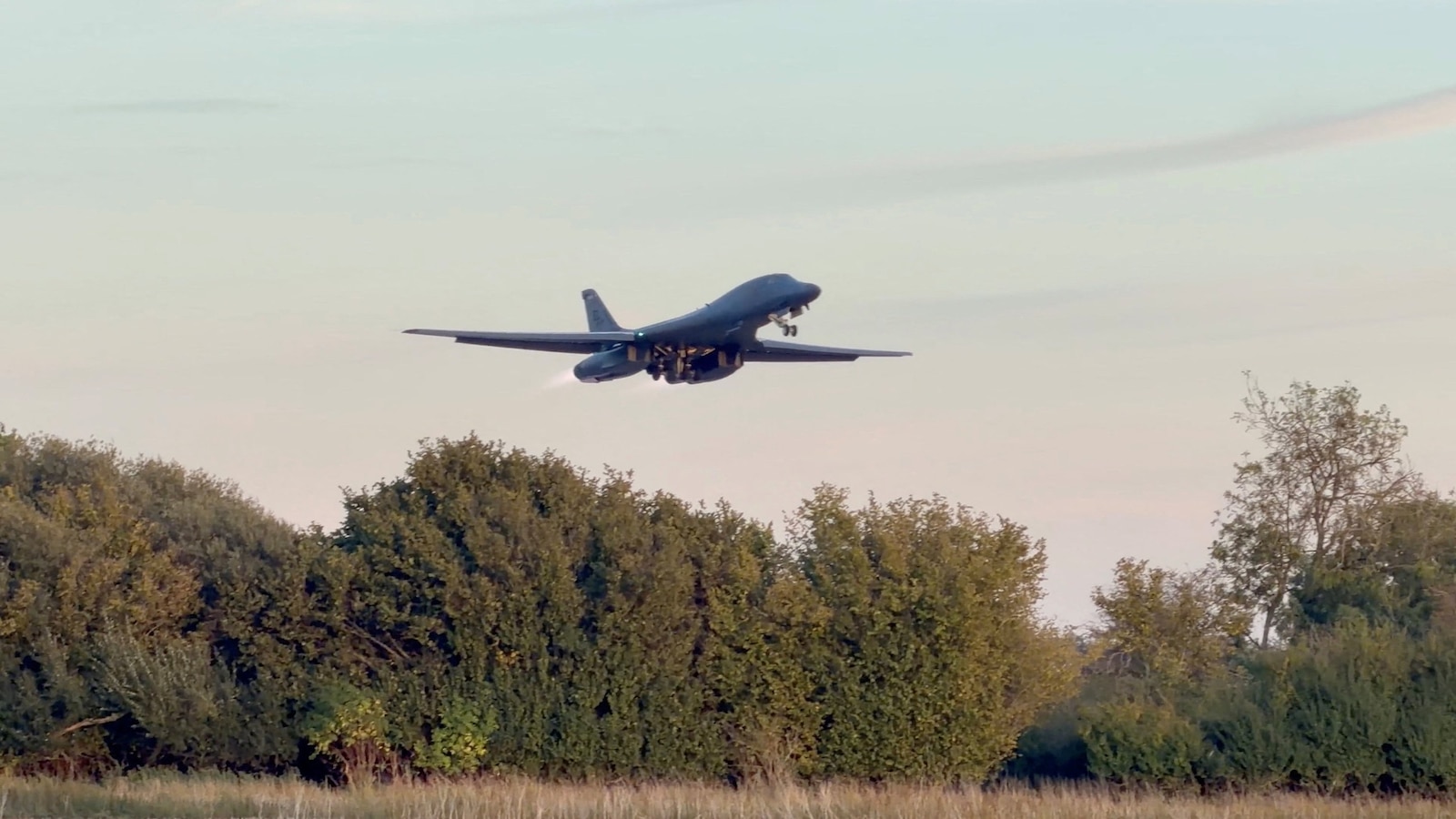 US removes bombers from UK base after suspected plot