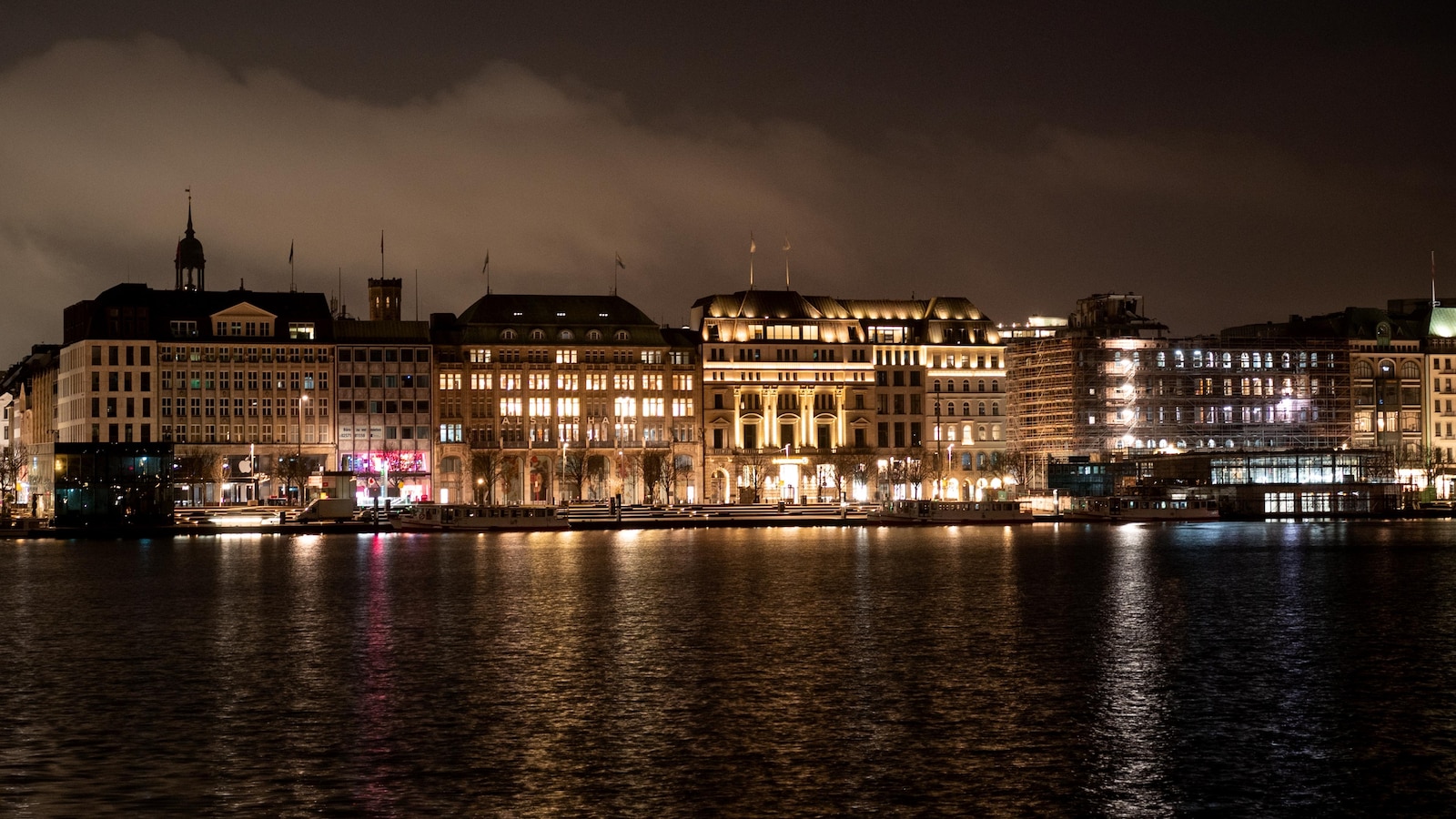 وعض الذئب المرأة في منطقة تسوق في ثاني أكبر مدينة في ألمانيا