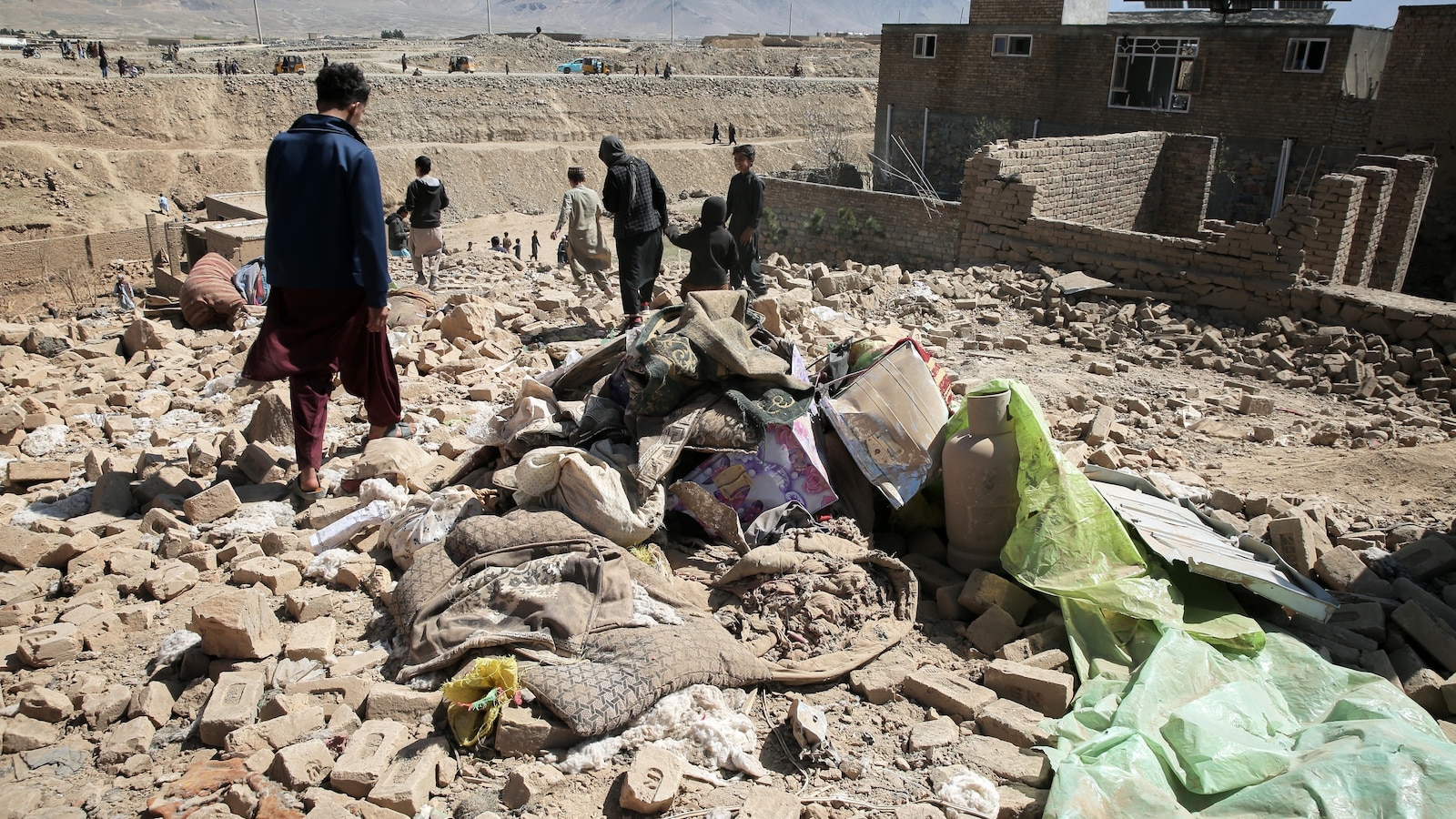 أعلنت باكستان أنها قصفت مخبأ للمسلحين في ولاية قندهار الأفغانية، ولم ترد أنباء عن سقوط ضحايا في القتال.