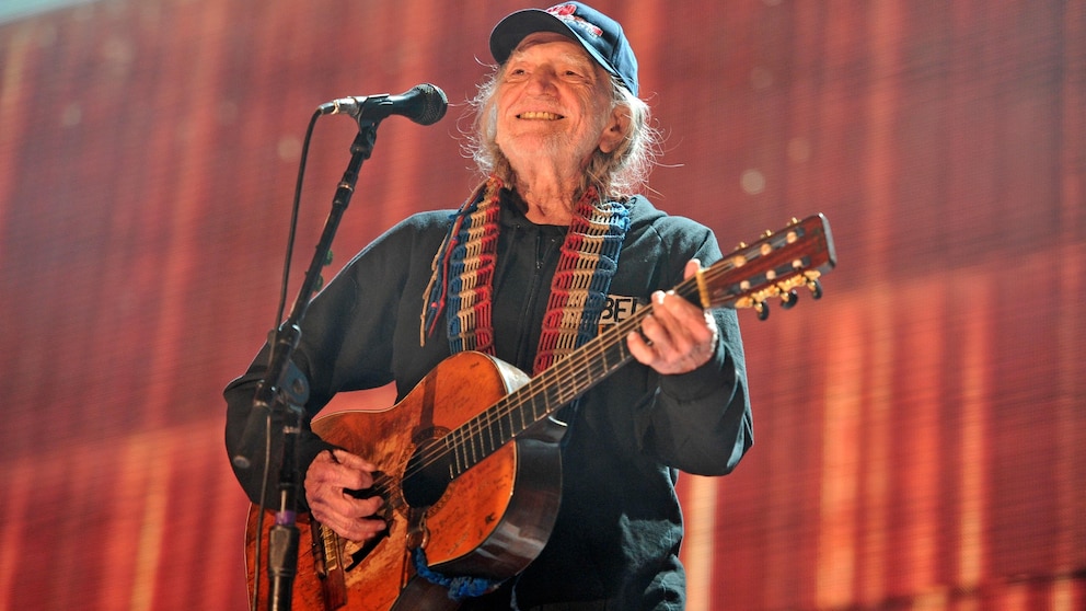 Willie Nelson and Neil Young highlight 40th Farm Aid concert - ABC News