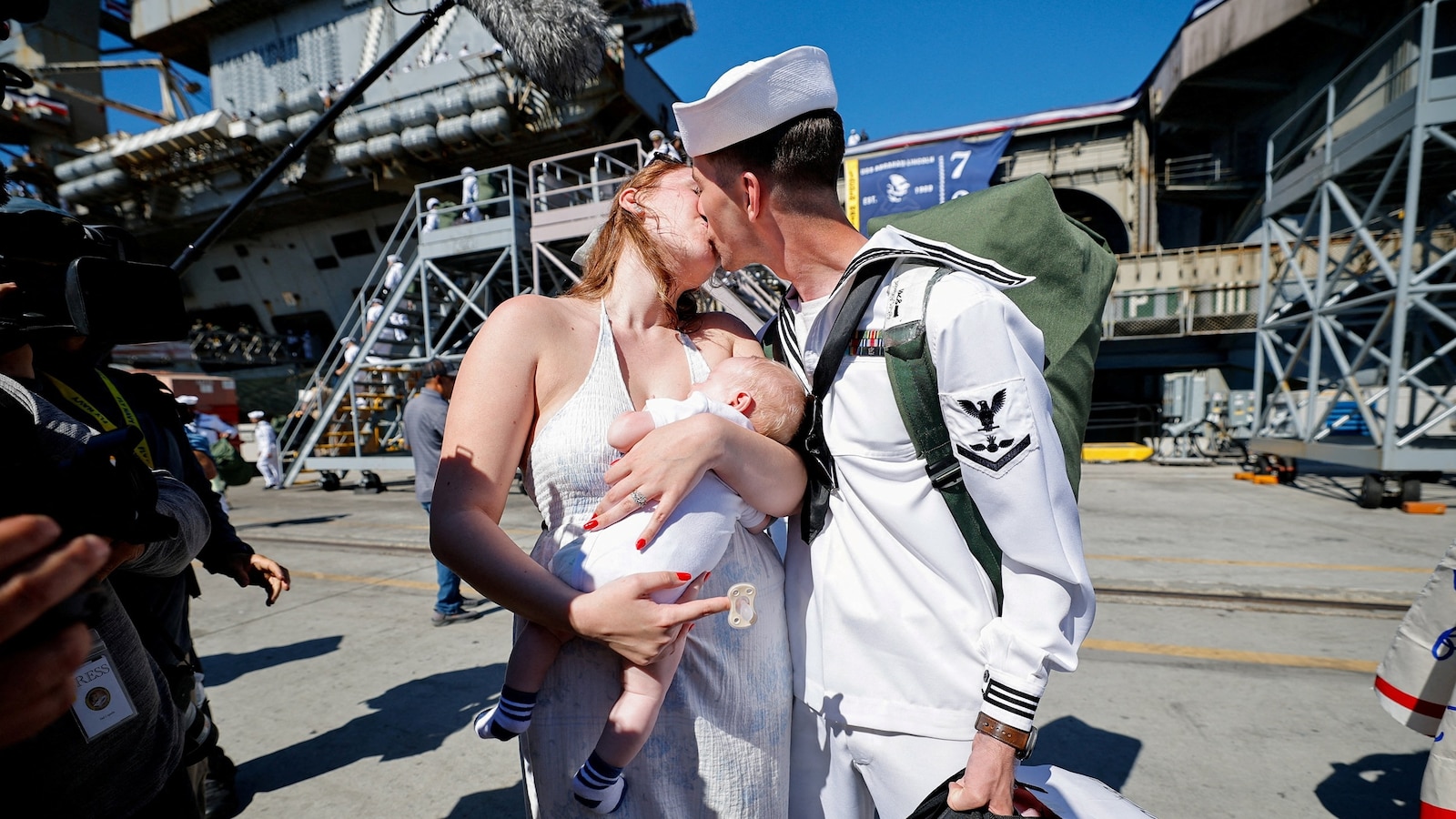 To loud cheers of loved ones waiting eagerly and waving American flags, the USS Abraham Lincoln carrier strike group returned to its Southern California homeport on Thursday after a record-setting 10-month deployment to the Persian Gulf. ▻