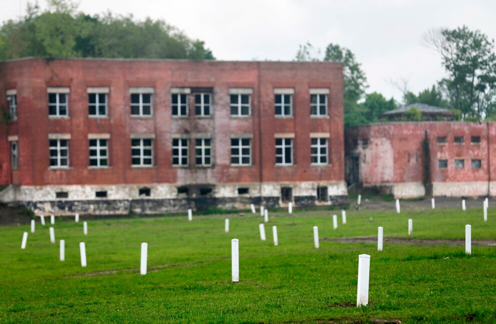 PHOTO: In this May 23, 2018, file photo, each white marker denotes a mass grave of about 150 people on Hart Island in New York.