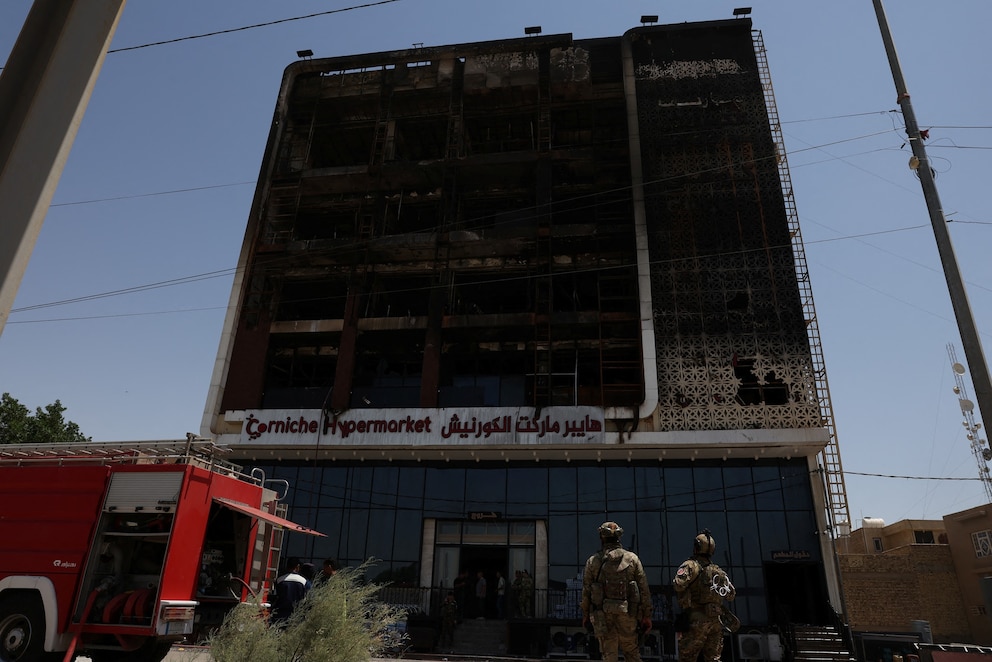 PHOTO: Overnight fire at a shopping center kills dozens of people, in al-Kut