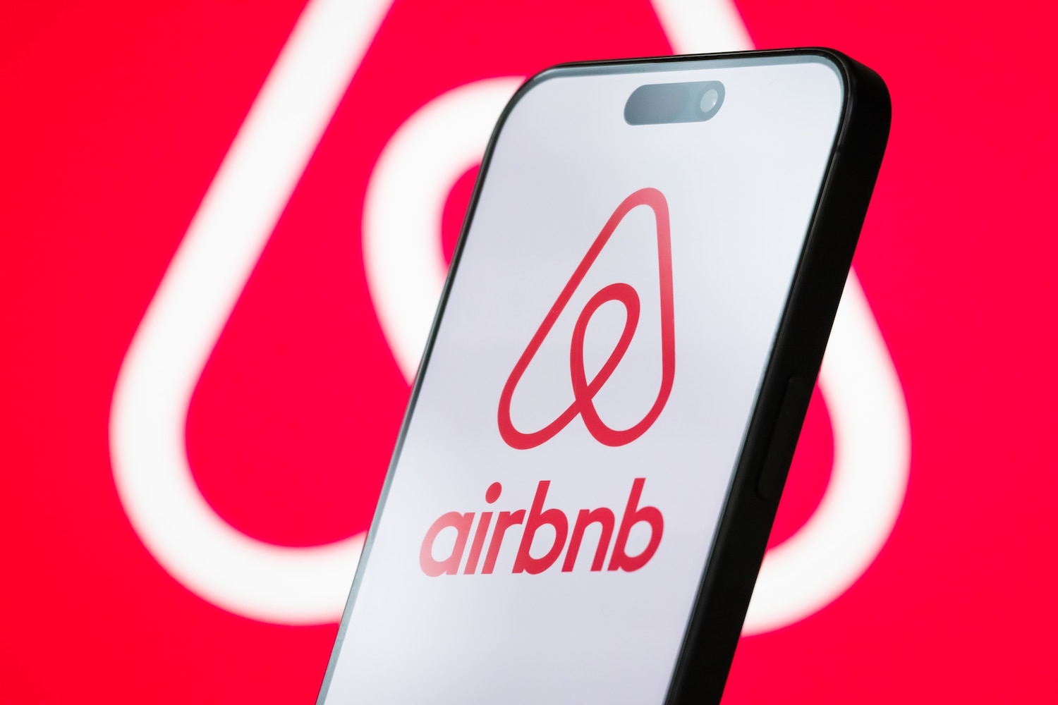Airbnb launches new services ahead of summer travel season - ABC News