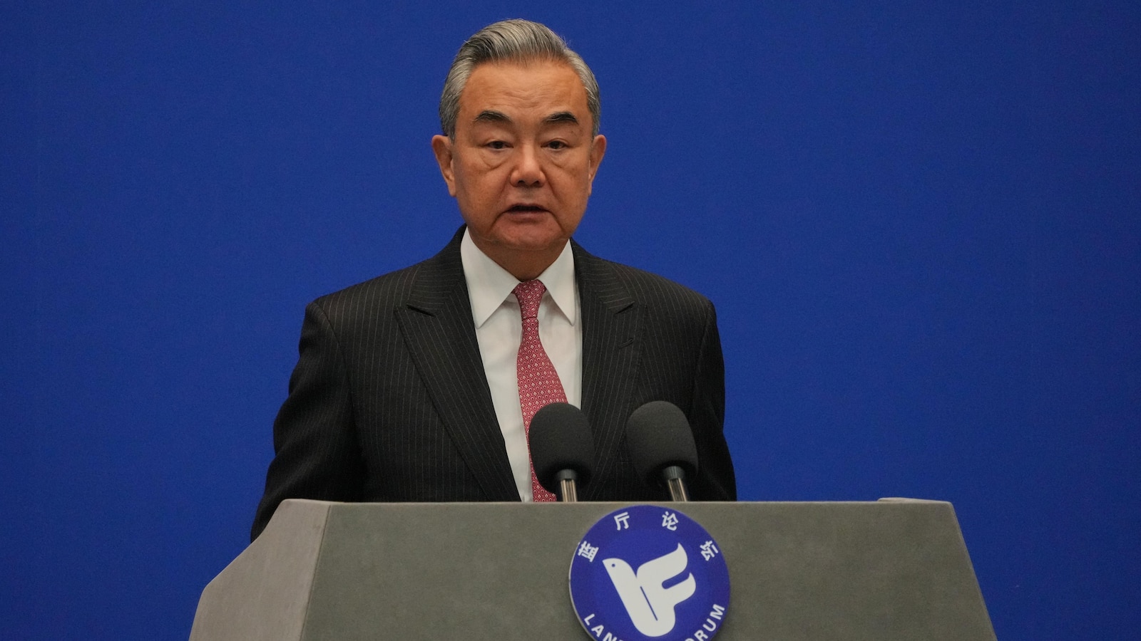 Китайският външен министър Ван И казва че Япония е прекрачила