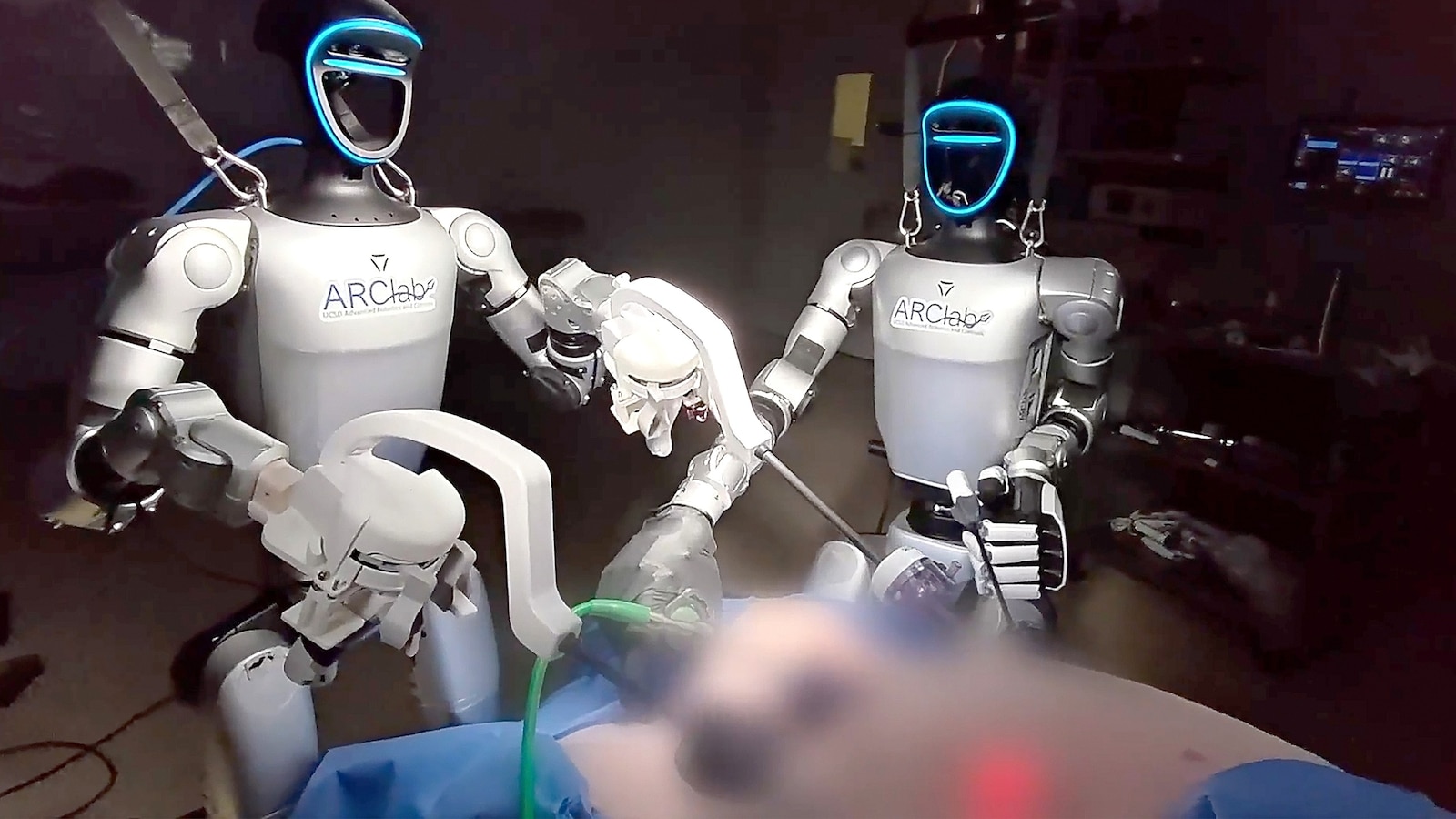 Humanoid robots make history, perform 2 surgeries in pigs for 1st time