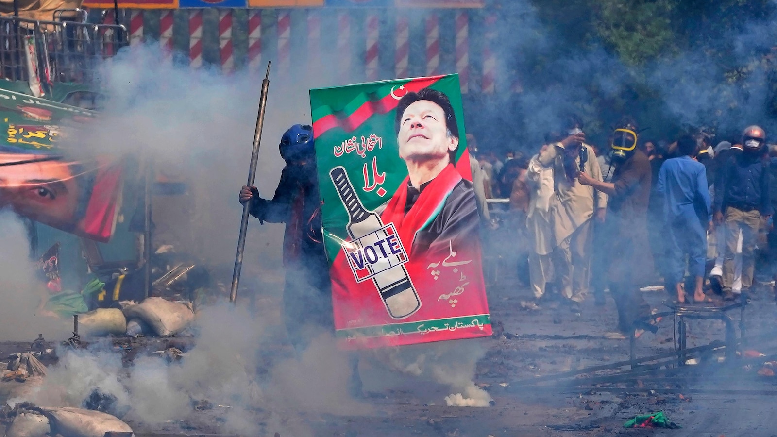 Пакистан казва, че затвореният бивш премиер Имран Хан е „в добро здраве“ след очна процедура