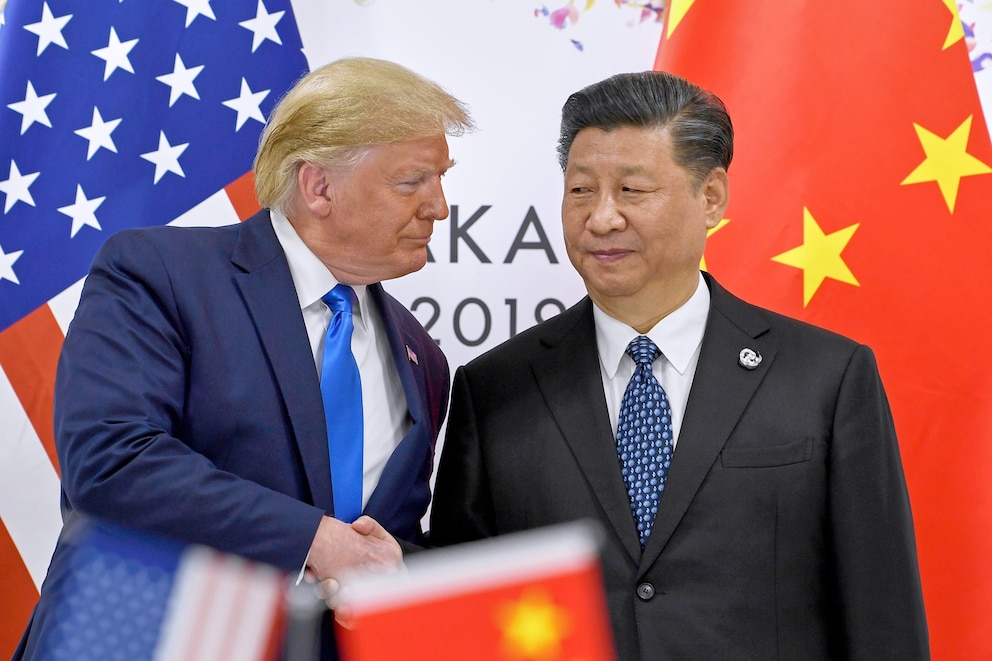 PHOTO: President Donald Trump, left, shakes hands with Chinese President Xi Jinping during a meeting on the sidelines of the G-20 summit in Osaka, western Japan,  June 29, 2019. 