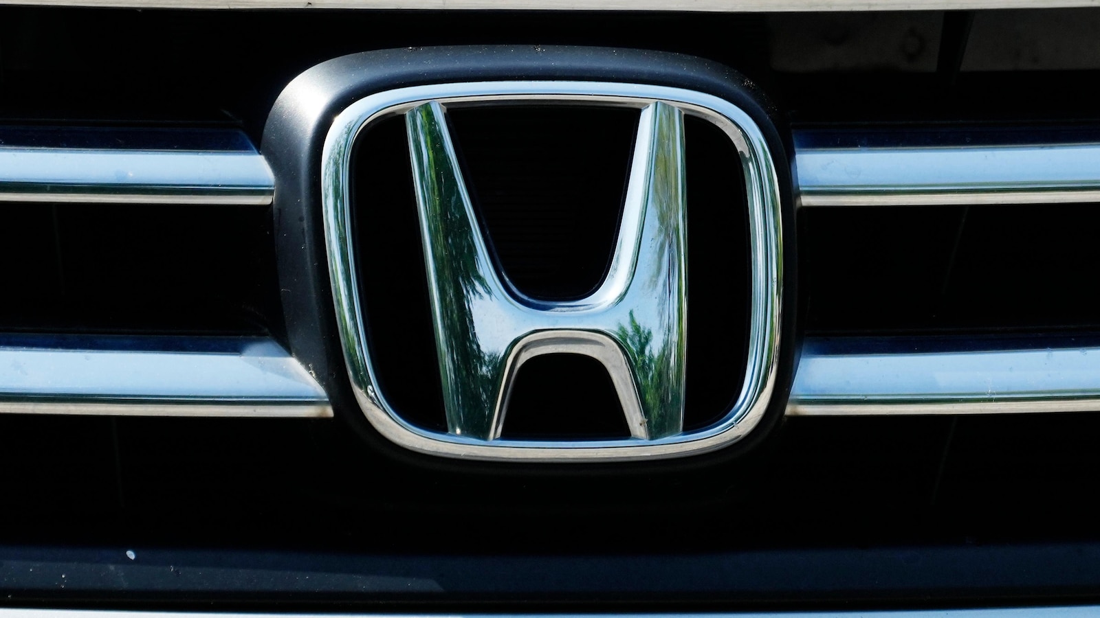 Honda recalls 256,600 Accord Hybrids due to software error that may lead to loss of drive power - abcnews.go.com image