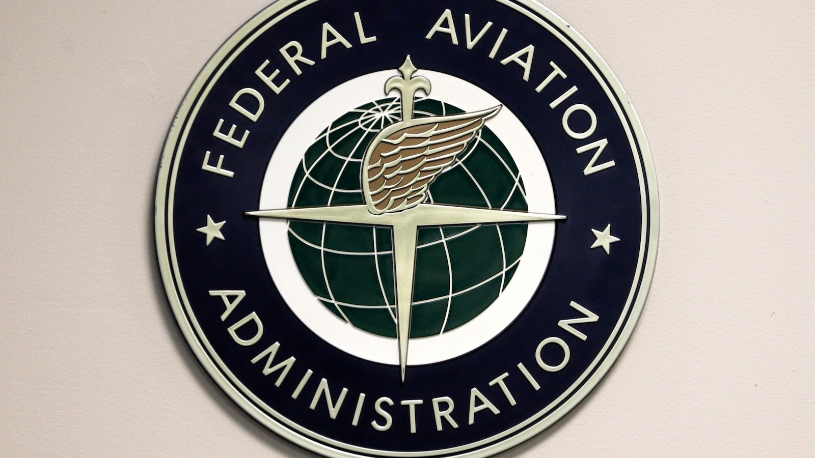 Small plane makes emergency landing in Hudson River, 2 people aboard swim to safety Small plane makes emergency landing in Hudson River, 2 people aboard swim to safety