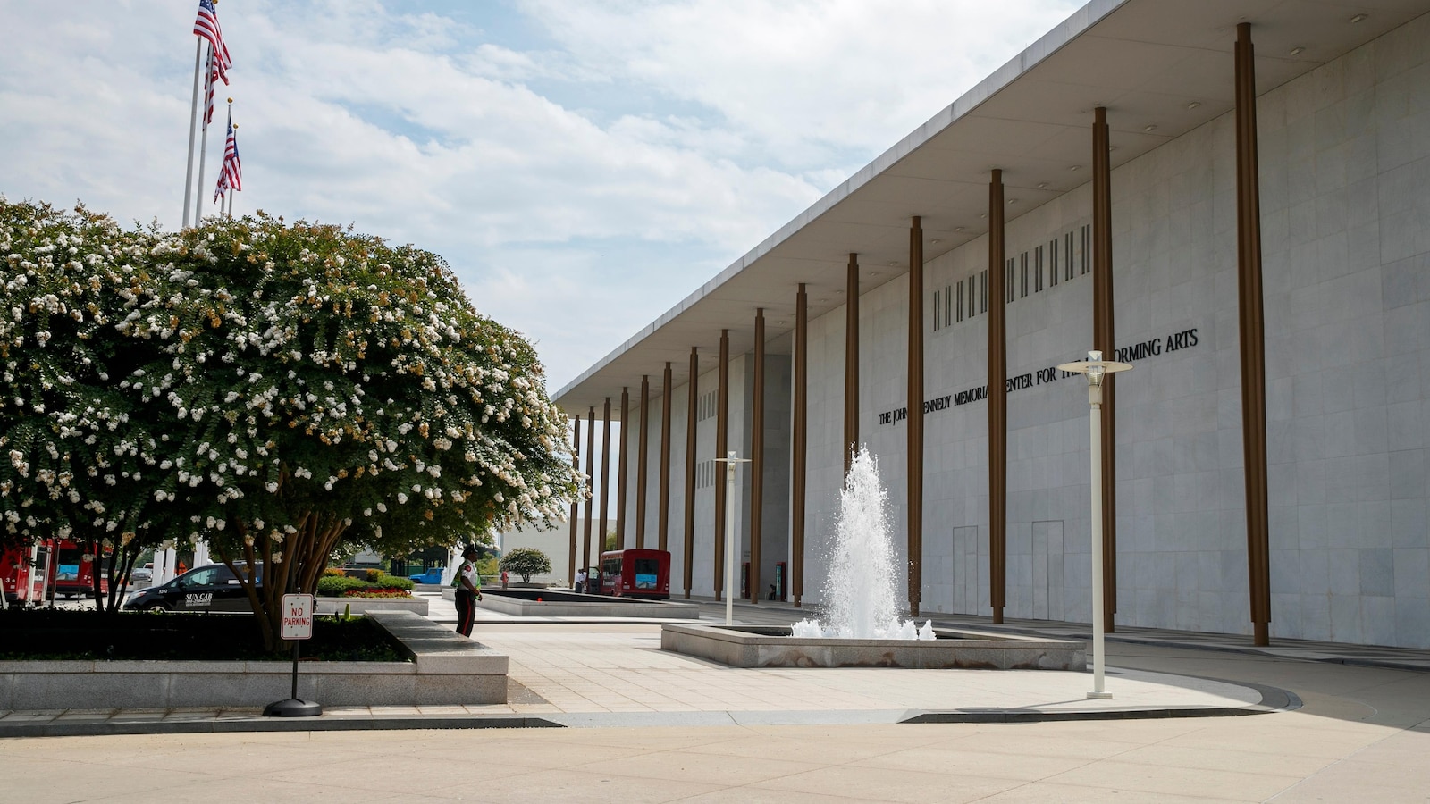 Trump plans to attend ‘Les Misérables’ at the Kennedy Center  abcnews.go.com