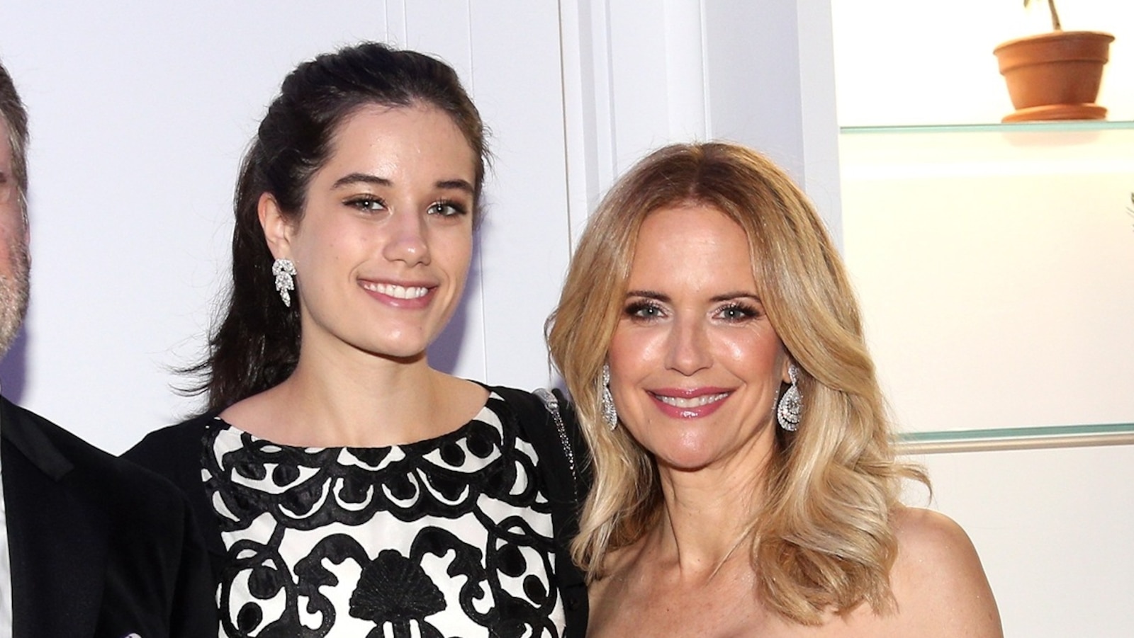 Ella Bleu Travolta releases new song 'Little Bird' about late mom Kelly(01)