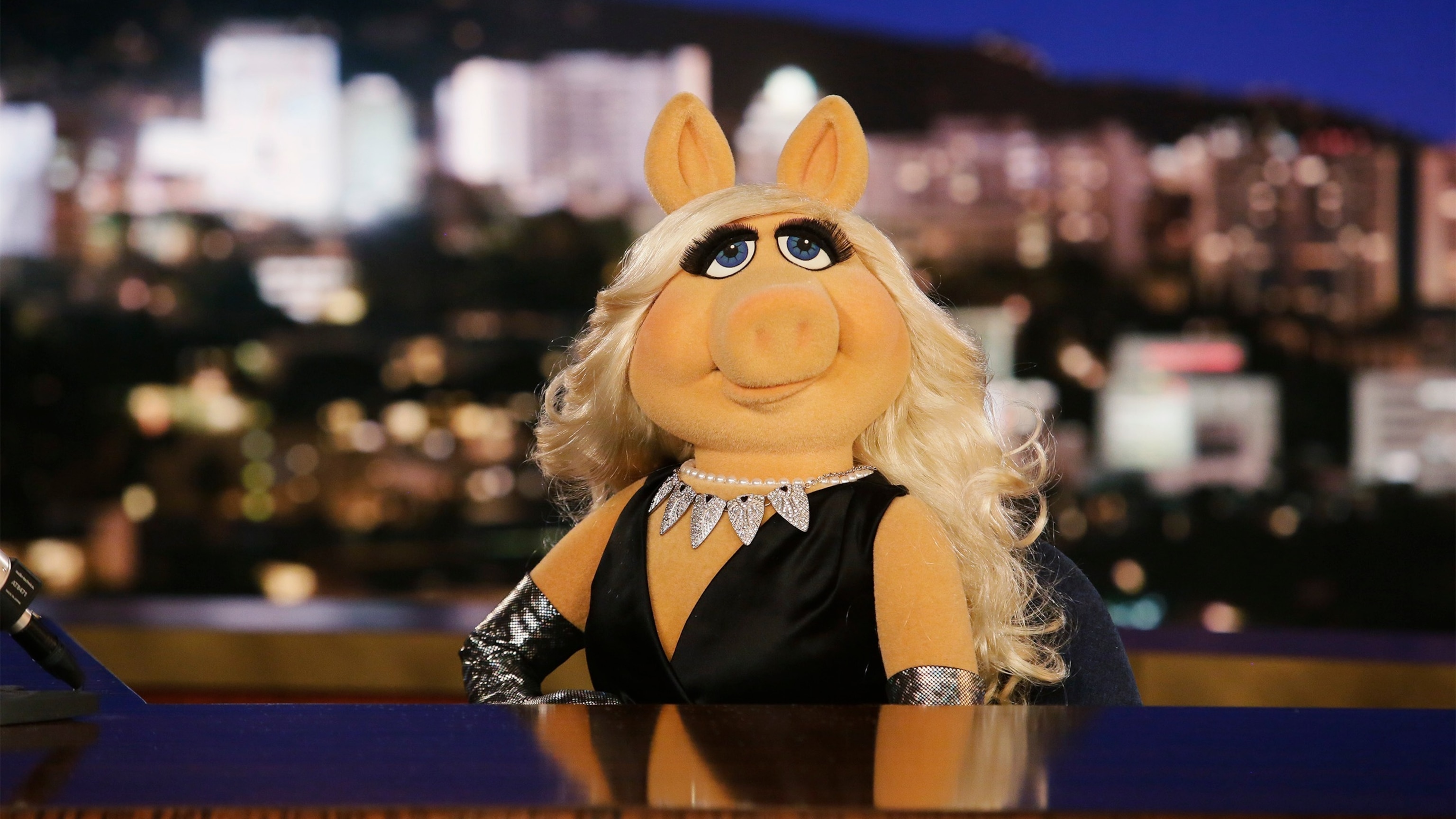 マーカスルプファー × DISNEY タグ付き MISS PIGGY セーター Morbidelli Sesame Street Miss Piggy in Pink Dress With Gloves