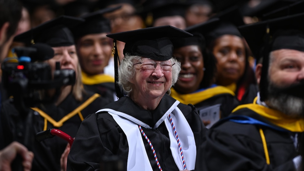 Great-grandma of 15 graduates college at 90: 'It's like being in a dream'
