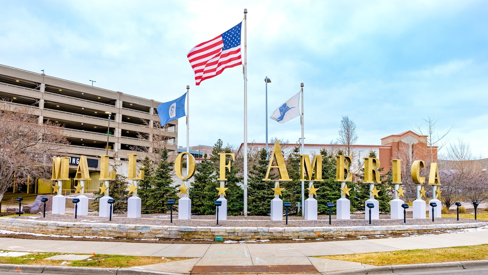  Man arrested in foiled mass shooting plot at Mall of America, federal officials say