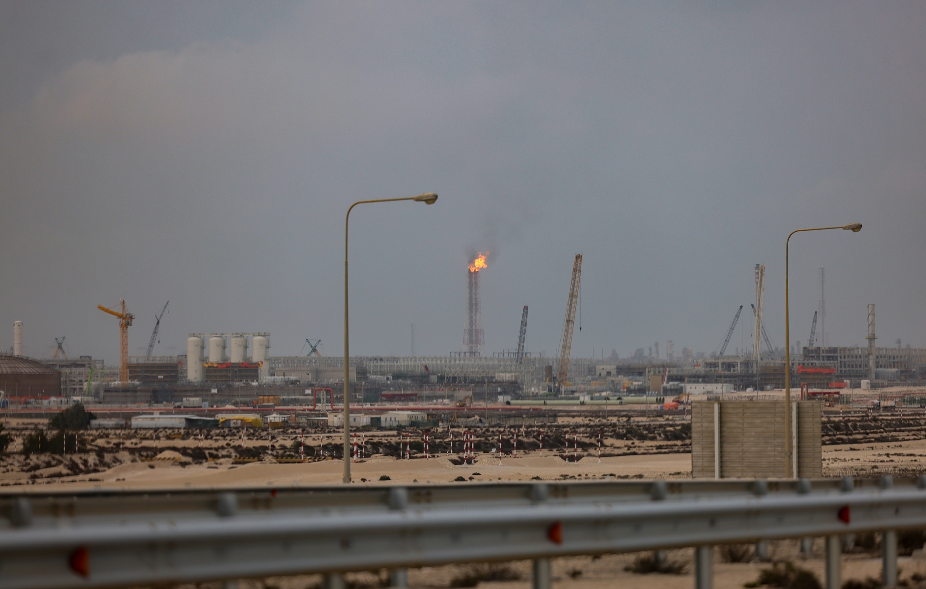 FOTO: Una fotografía de las instalaciones operativas de Qatar Energy el 3 de marzo de 2026 en la ciudad industrial de Ras Laffan, Qatar. 
