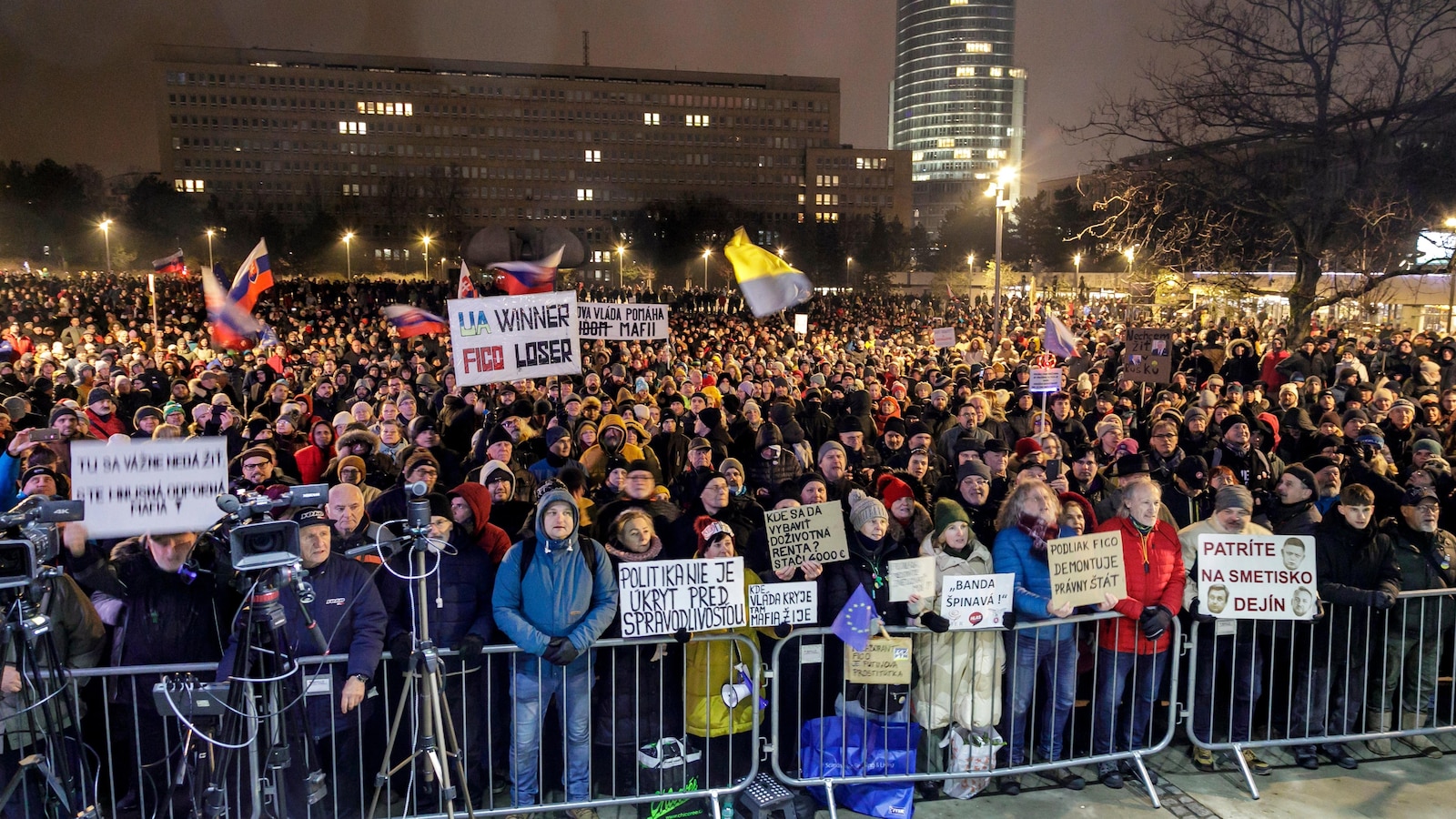 Хиляди се събраха в цяла Словакия за да протестират срещу