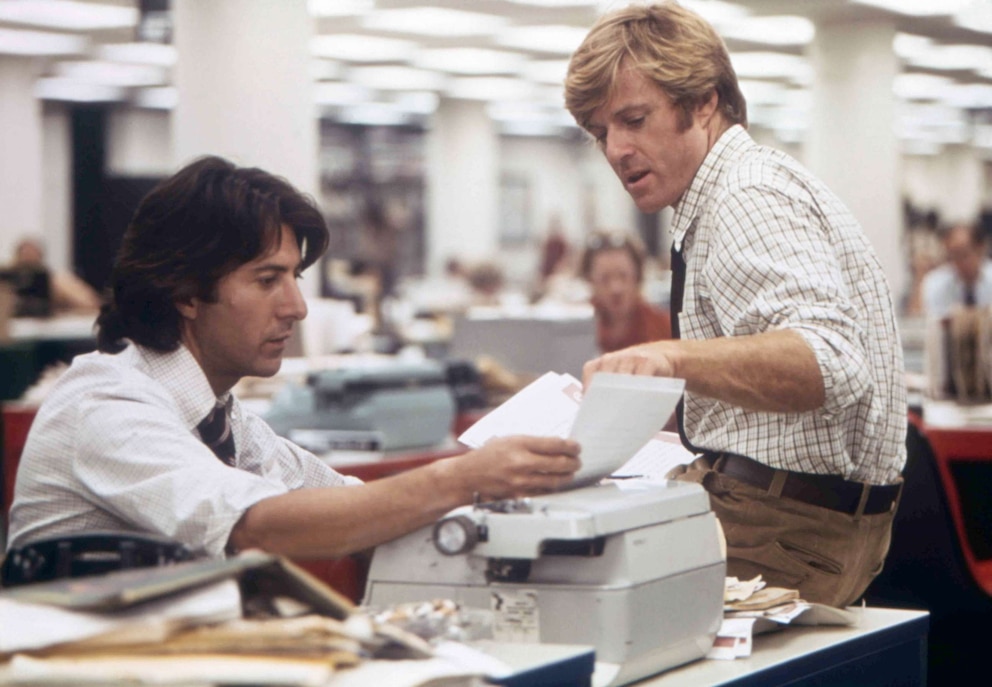PHOTO: Actors Robert Redford and Dustin Hoffman on the set of All The President's Men, based on the book by Carl Bernstein and directed by Alan J. Pakula.