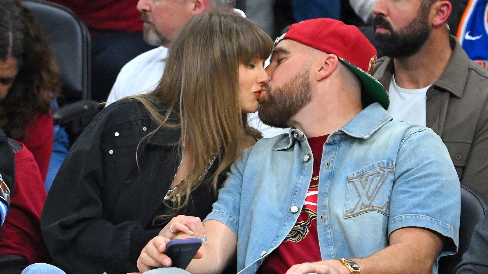 Taylor Swift, Travis Kelce share sweet courtside moment at NBA playoff game