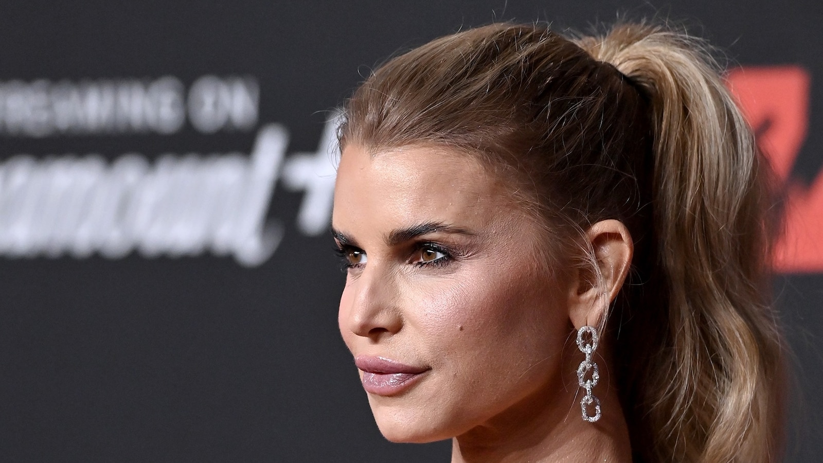 Jessica Simpson Marks 8 Years Sobriety Overcoming Alcohol Struggles