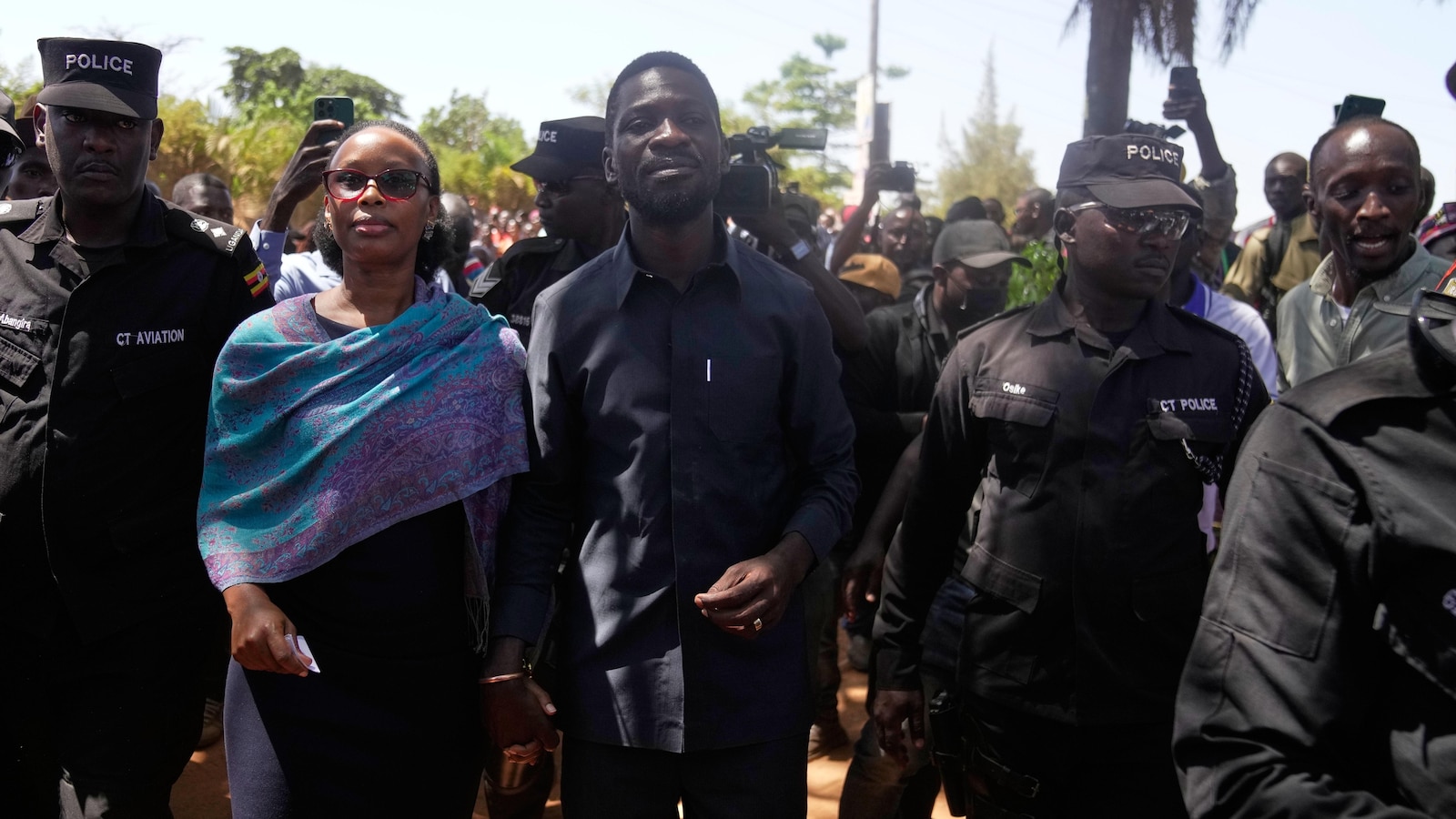 Съпругата на лидера на опозицията в Уганда разказва как въоръжени мъже са я нападнали в дома й