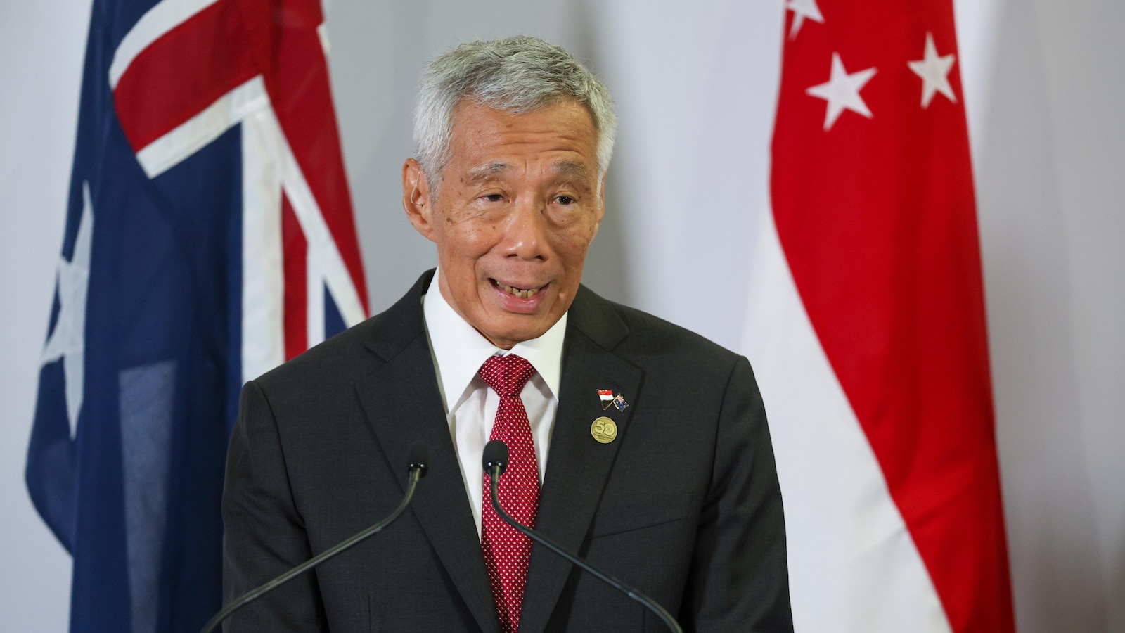Singapore prime minister says he will step down on May 15