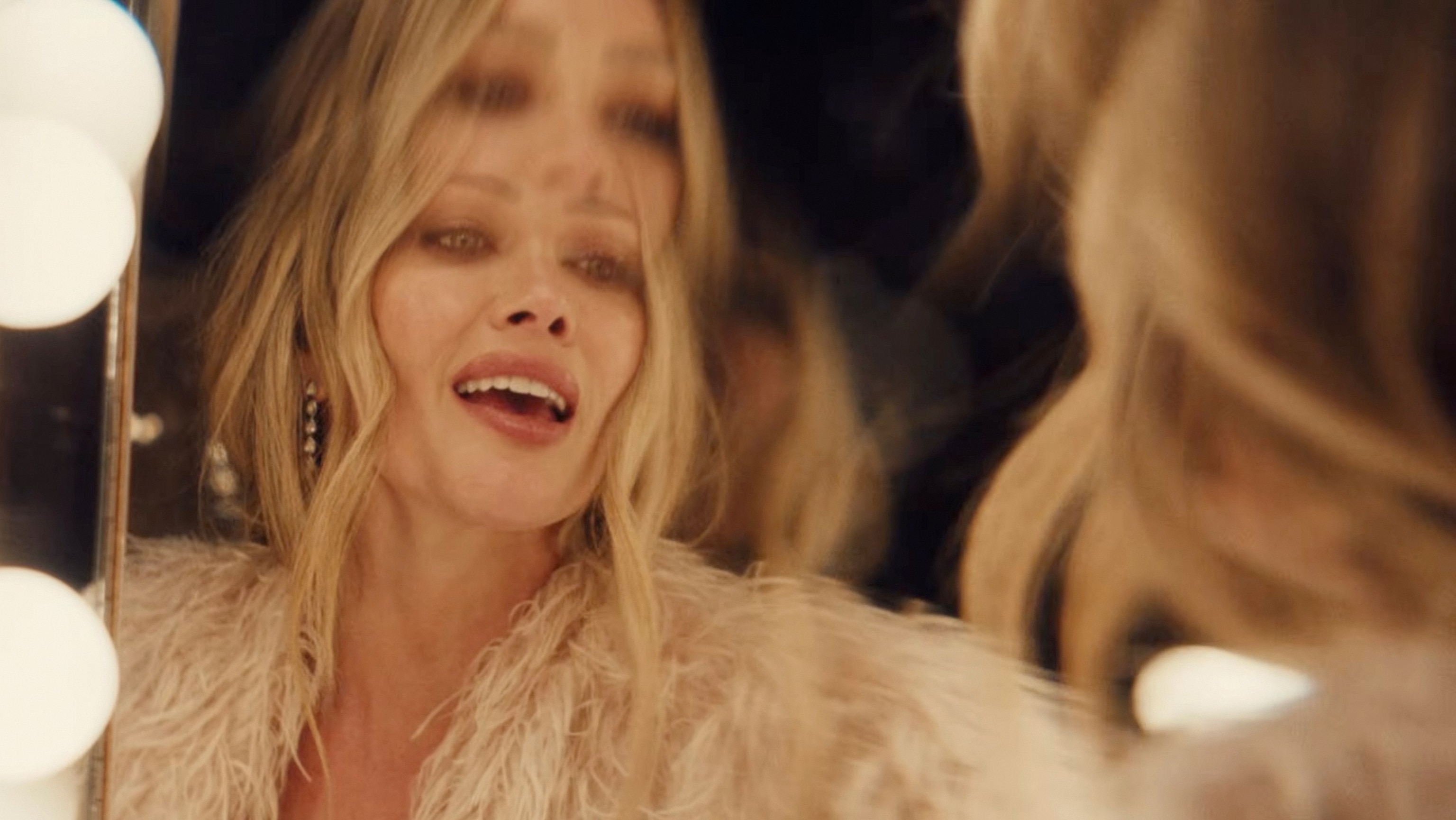 Hilary Duff performing live for 1st time in 10 years after 'Mature