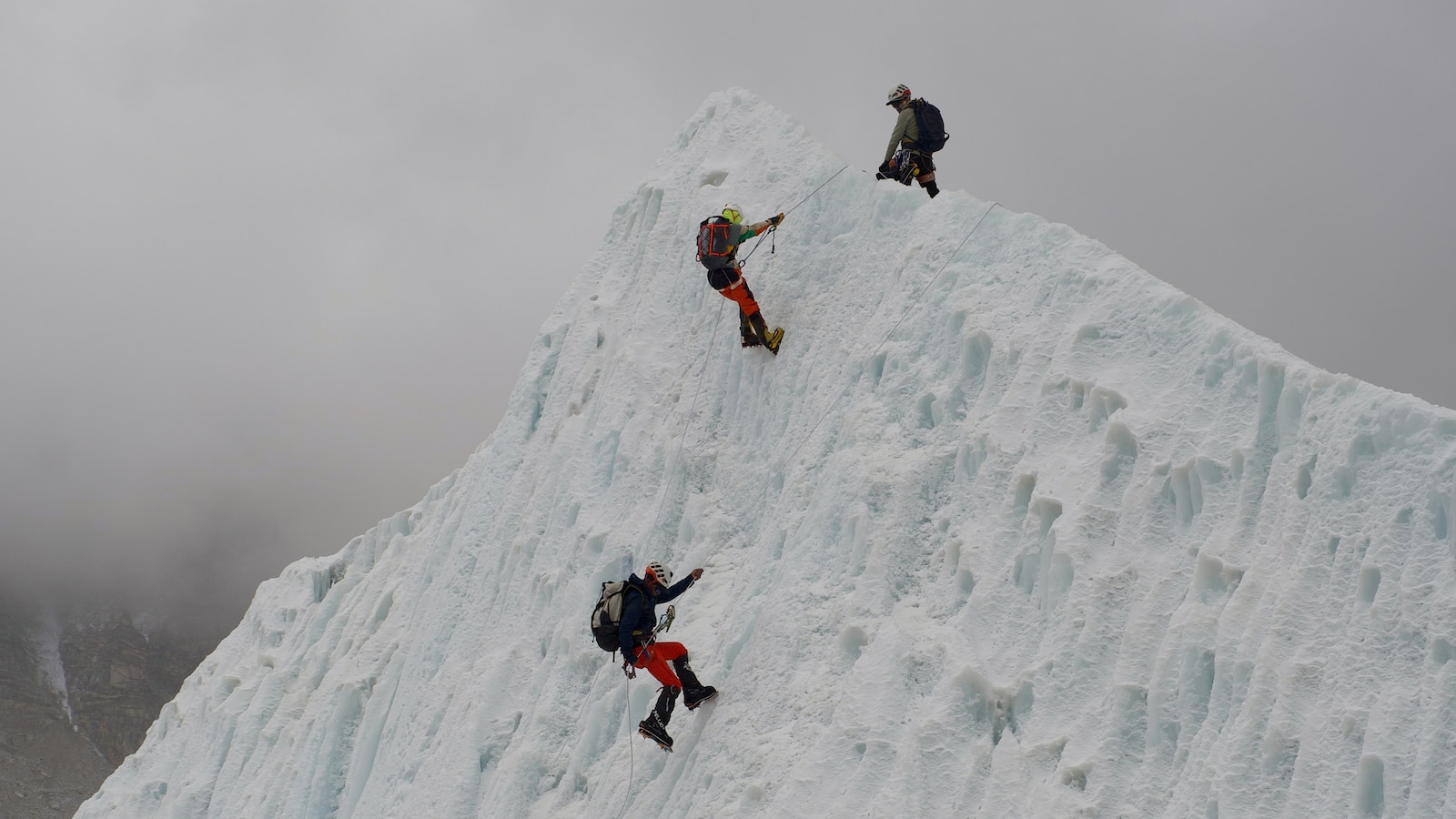 Een recordaantal van 274 klimmers beklimt de Mount Everest op één dag