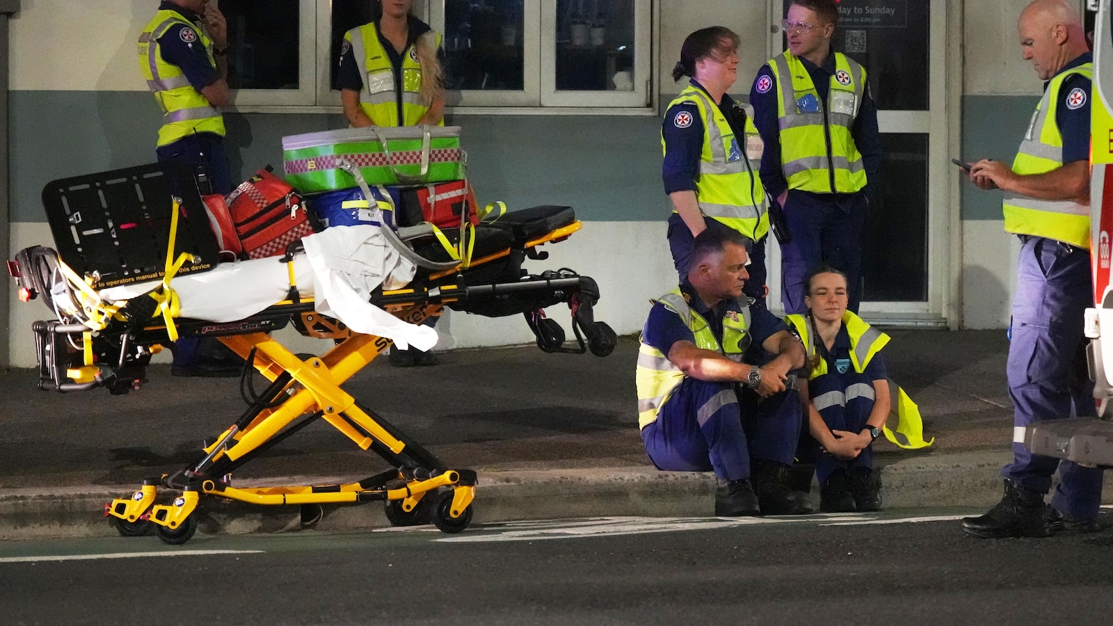 مسلحون يقتلون 9 أشخاص على شاطئ بوندي في سيدني، ويقتل مسلح واحد ويعتقل آخر