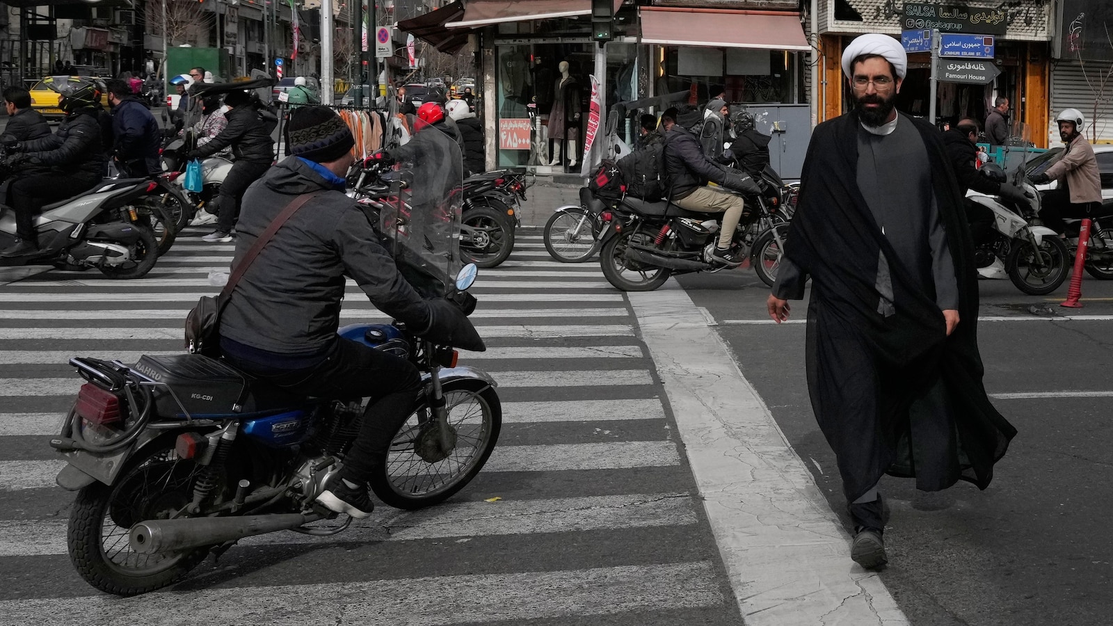 Иран отбелязва годишнината от Ислямската революция от 1979 г. под натиск отвътре и отвън