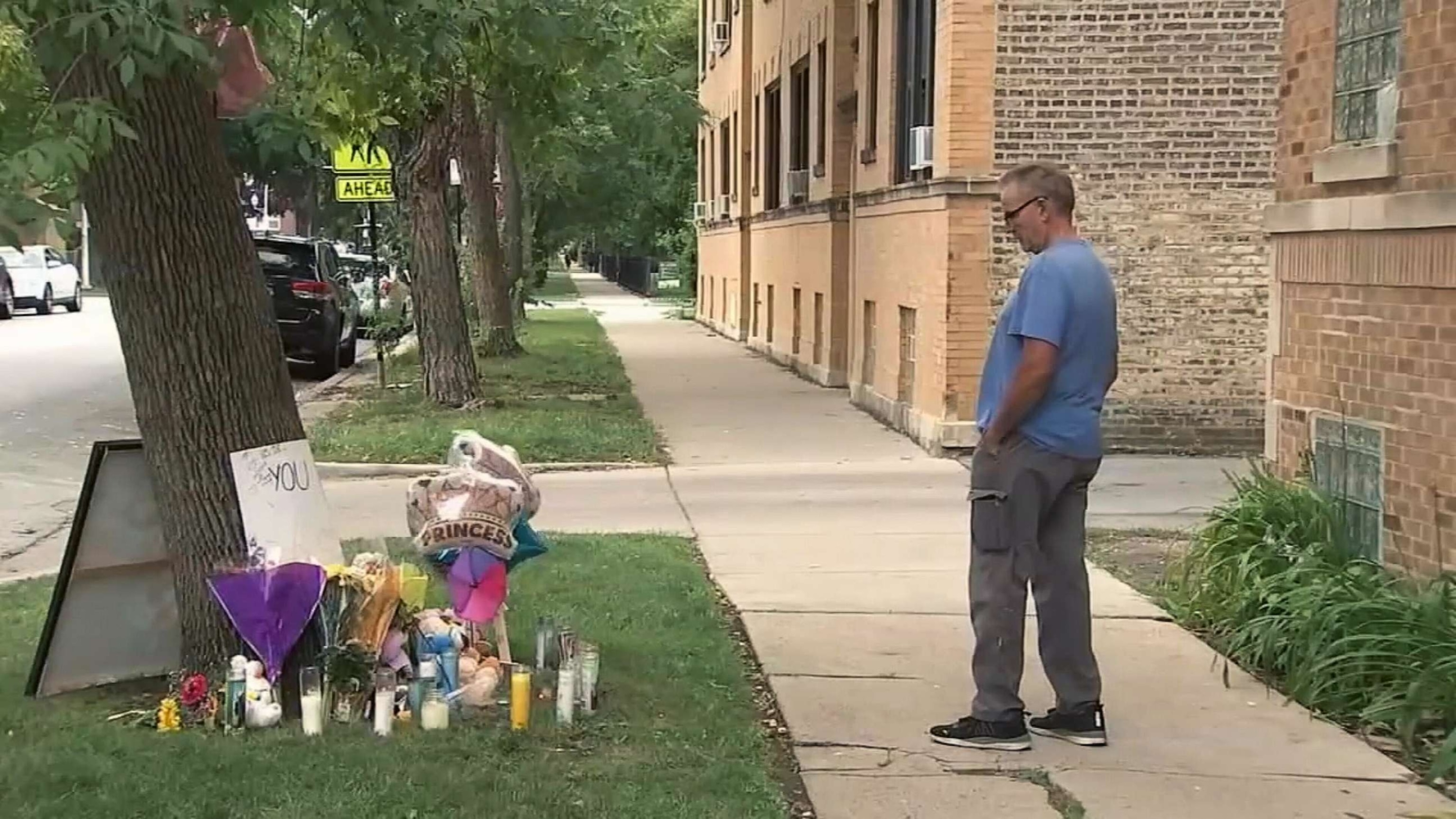 PHOTO: A pedestrian views a makeshift memorial for 9-year-old Serabi Medina who was fatally shot in Chicago's Portage Park neighborhood on Aug. 5, 2023.