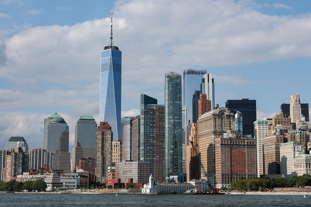 PHOTO: One World Trade Center rises amongst the downtown Manhattan skyline in New York