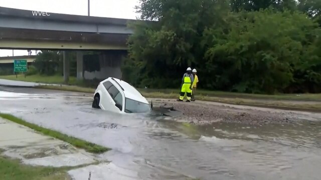 Police Officer Rescues Driver From Sinkhole