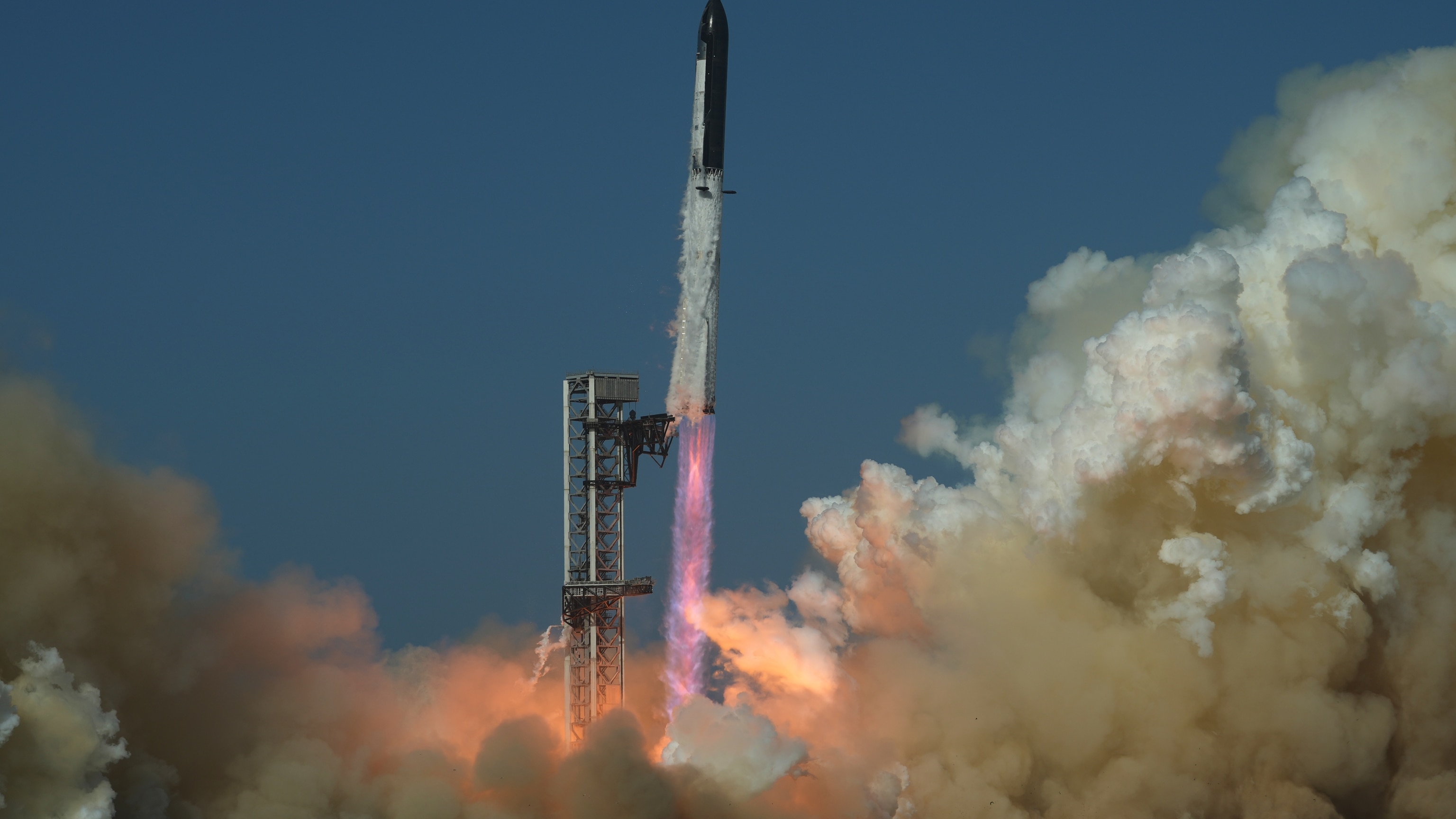 SpaceX shares rise even as company insiders get chance to sell for the first time