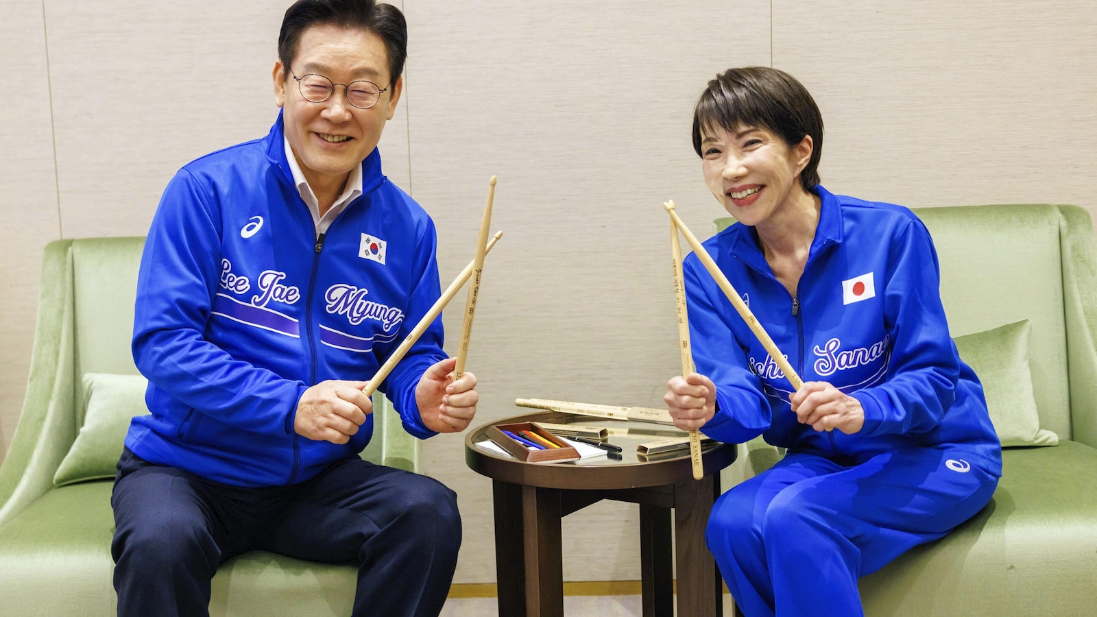 Japanse en Zuid-Koreaanse leiders treden tijdens een top op voor K-pophits