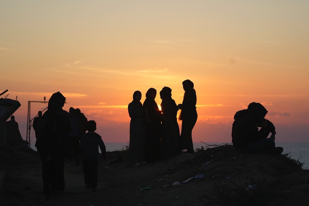 PHOTO: Displaced Palestinians stop on the side of the road at sunset while returning to their homes in the northern Gaza Strip, Jan. 27, 2025.