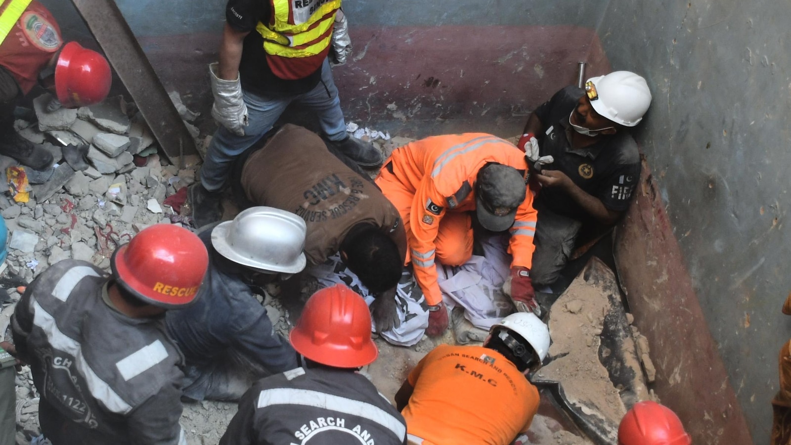 Газова експлозия уби 16 след частично срутване на жилищна сграда в Южен Пакистан