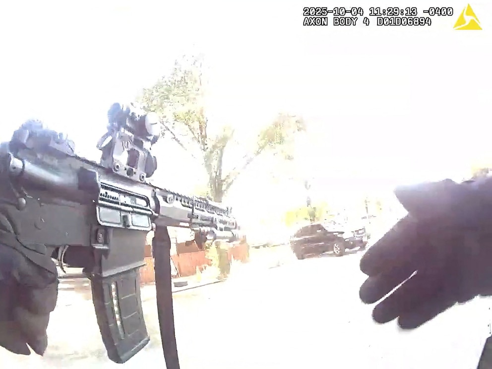 PHOTO: U.S. Border Patrol officer points his weapon at the vehicle of Marimar Martinez in Chicago