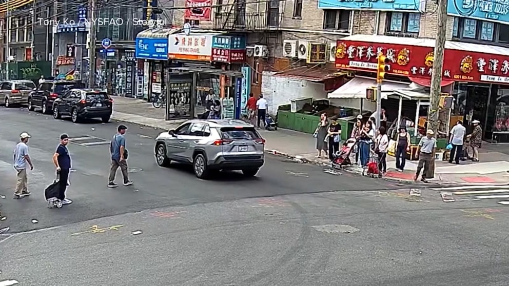 WATCH: Off-duty NYPD officer rescues driver in Brooklyn WATCH: Off-duty NYPD officer rescues driver in Brooklyn